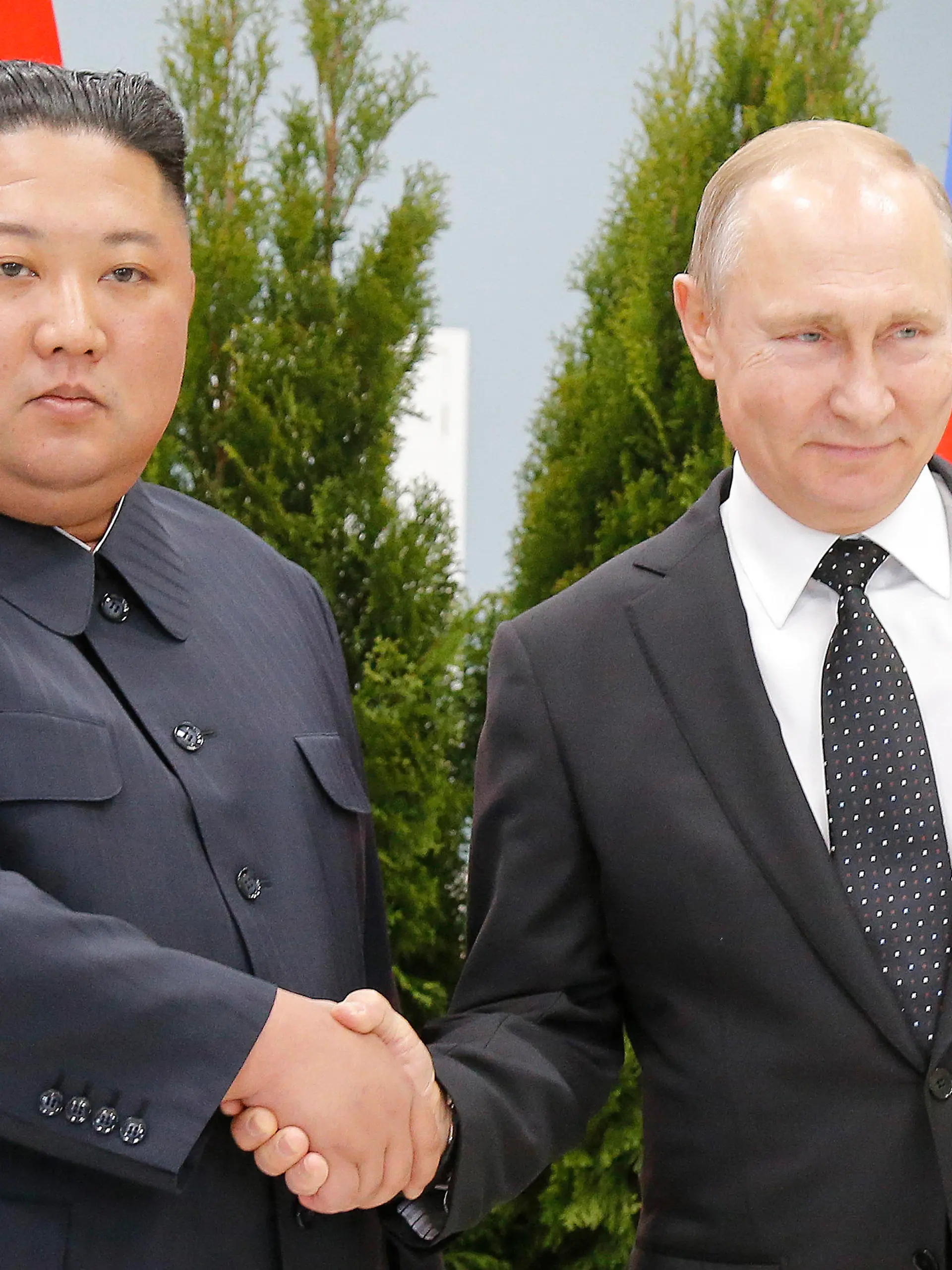 ARCHIV - 25.04.2019, Russland, Vladivostok: Kim Jong Un, Machthaber von Nordkorea, und Wladimir Putin, Präsident von Russland, geben einander die Hand bei ihrem ersten gemeinsamen Gipfel in der Far Eastern State University. Putin habe in einer Grußbotschaft an Kim zum Tag der Befreiung Koreas von der japanischen Kolonialherrschaft geschrieben, dass beide Seiten eine Tradition der bilateralen Freundschaft und Zusammenarbeit verbinde, berichteten nordkoreanische Staatsmedien am Montag. Foto: Alexander Zemlianichenko/AP/dpa +++ dpa-Bildfunk +++