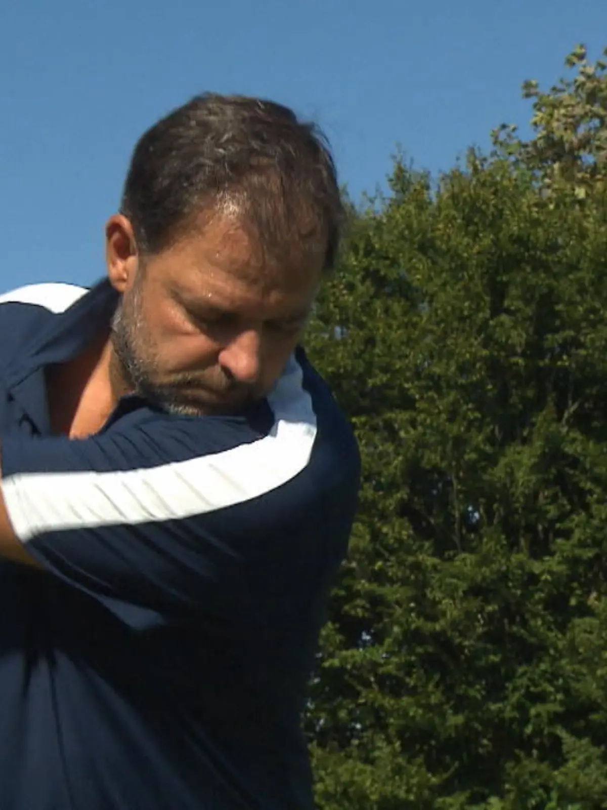 Hundeprofi Martin Rütter und Komiker Chris Tall haben bei den Kinderlachen-Open in Fröndenberg zum Golfschläger gegriffen.

Die Promis haben mit mehr als hundert weiteren Teilnehmern Spenden für den Verein gesammelt. 38.000 Euro sind dabei rumgekommen. Das Geld kommt bedürftigen Kindern zugute. Sie bekommen unter anderem neue Schulsachen oder sogar Betten, die sie dringend brauchen.