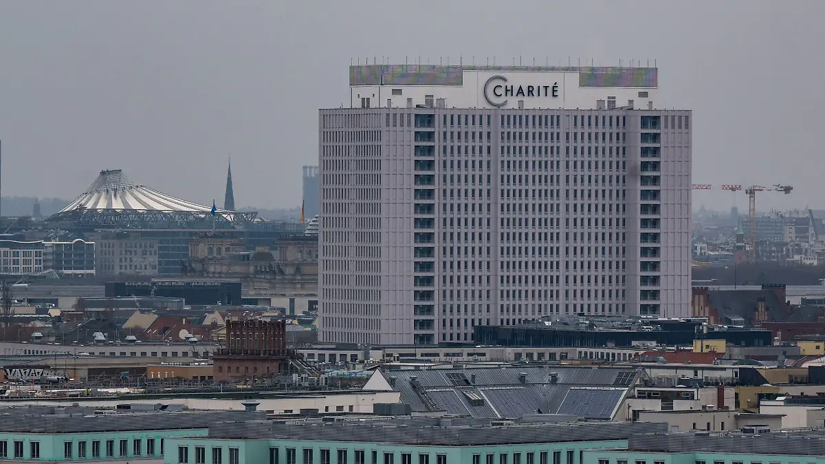 Blick auf das Bettenhochhaus der Charite im Bezirk Mitte.