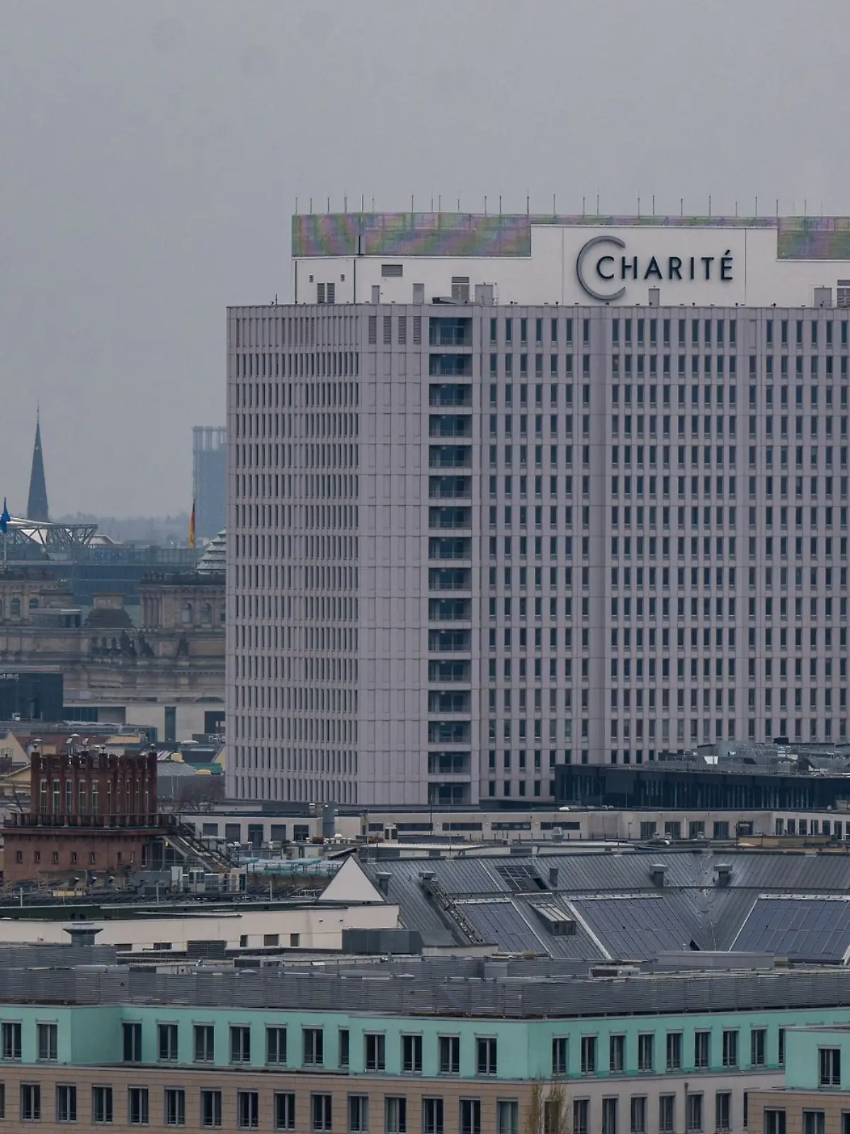 Blick auf das Bettenhochhaus der Charite im Bezirk Mitte.