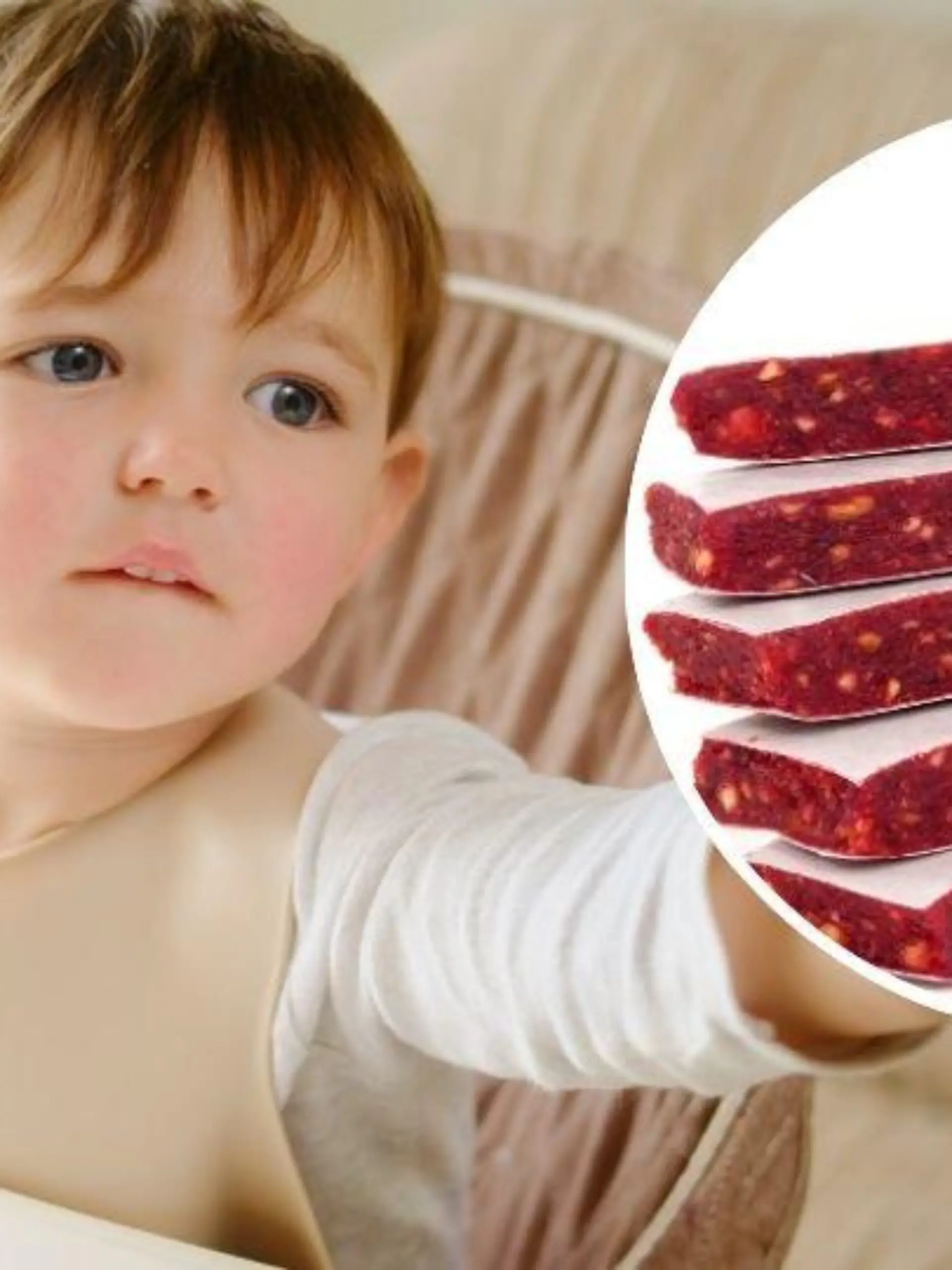 Collage: Kleiner Junge im Hochsitz und Kinder-Fruchtriegel in einem Kreis