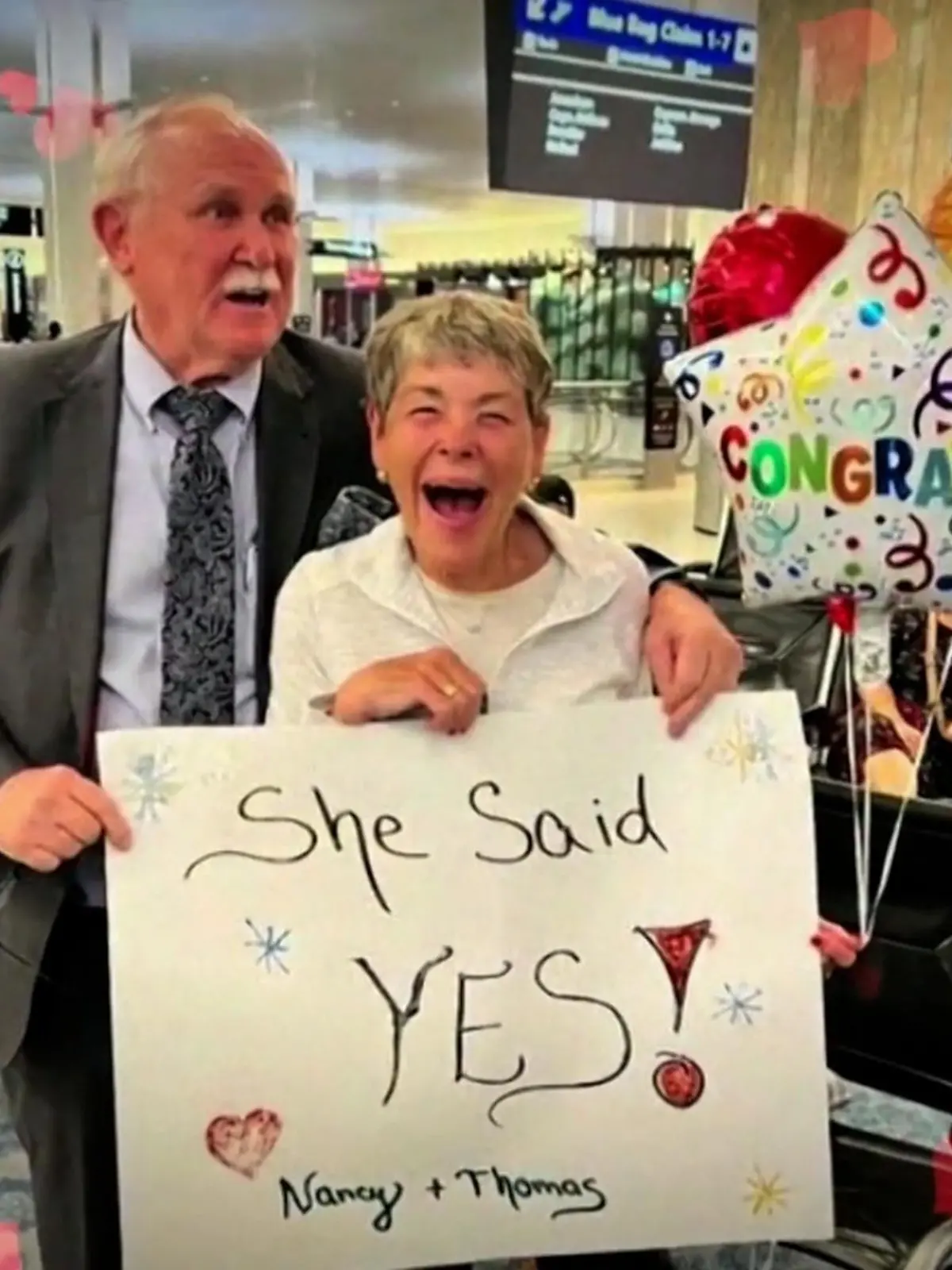 Thomas McMeekin (78) und Nancy Gambell (78) haben sich bereits damals in der Schule ineinander verliebt. Aber sie verlieren sich aus den Augen. Nach langen 63 Jahren finden sie sich und ihre alte Liebe wieder. Am Flughafen in Florida stellt Thomas McMeekin seiner großen Liebe Nancy dann die Frage aller Fragen. Den emotionalen Moment sehen Sie im Video.