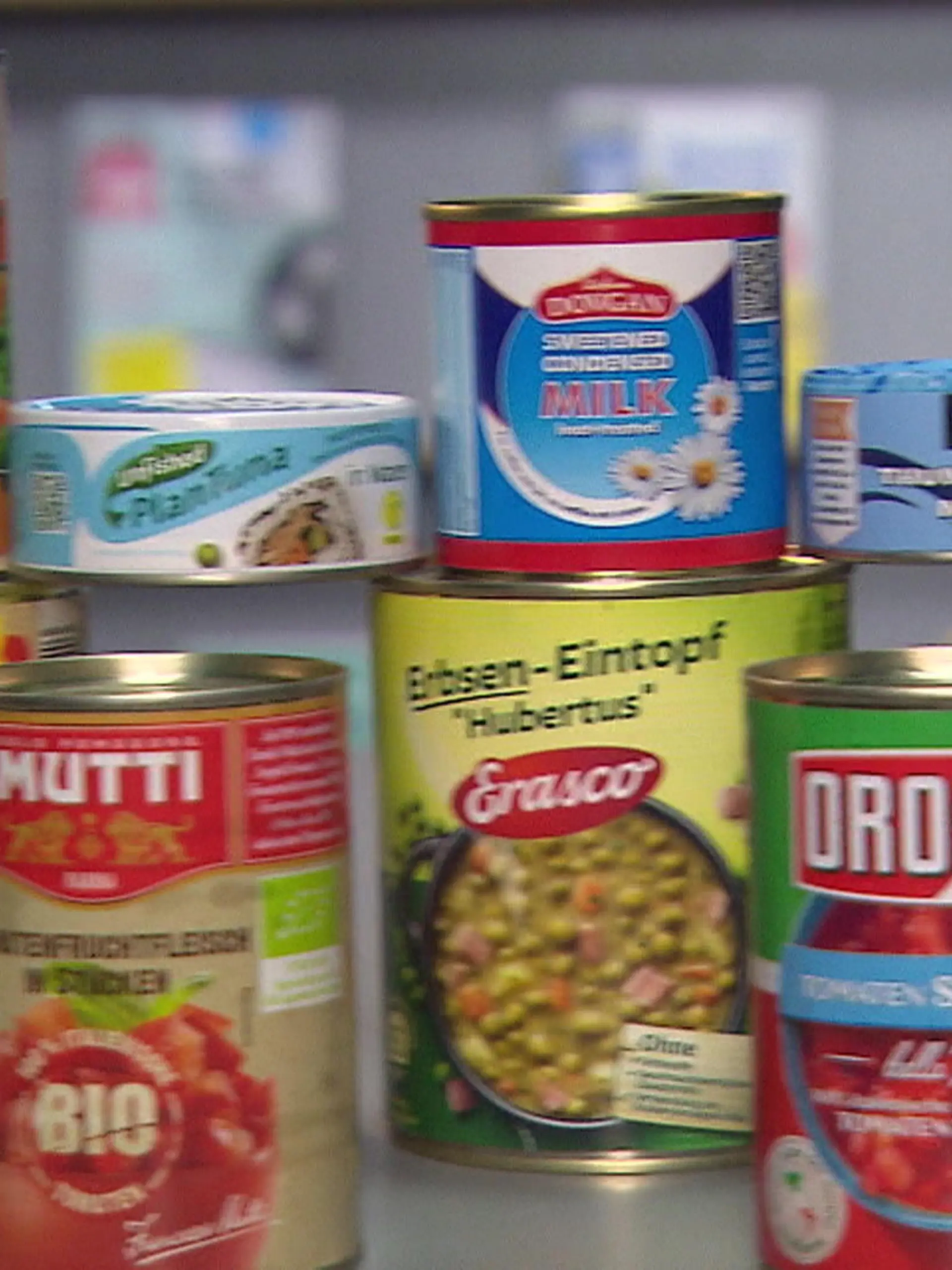 Die Stiftung Warentest zeigt jetzt, dass in den Dosen der giftige Schadstoff Bisphenol A drin enthalten ist und der kann sich auch auf unser Essen übertragen. Worauf ihr achten müsst, seht ihr im Video.