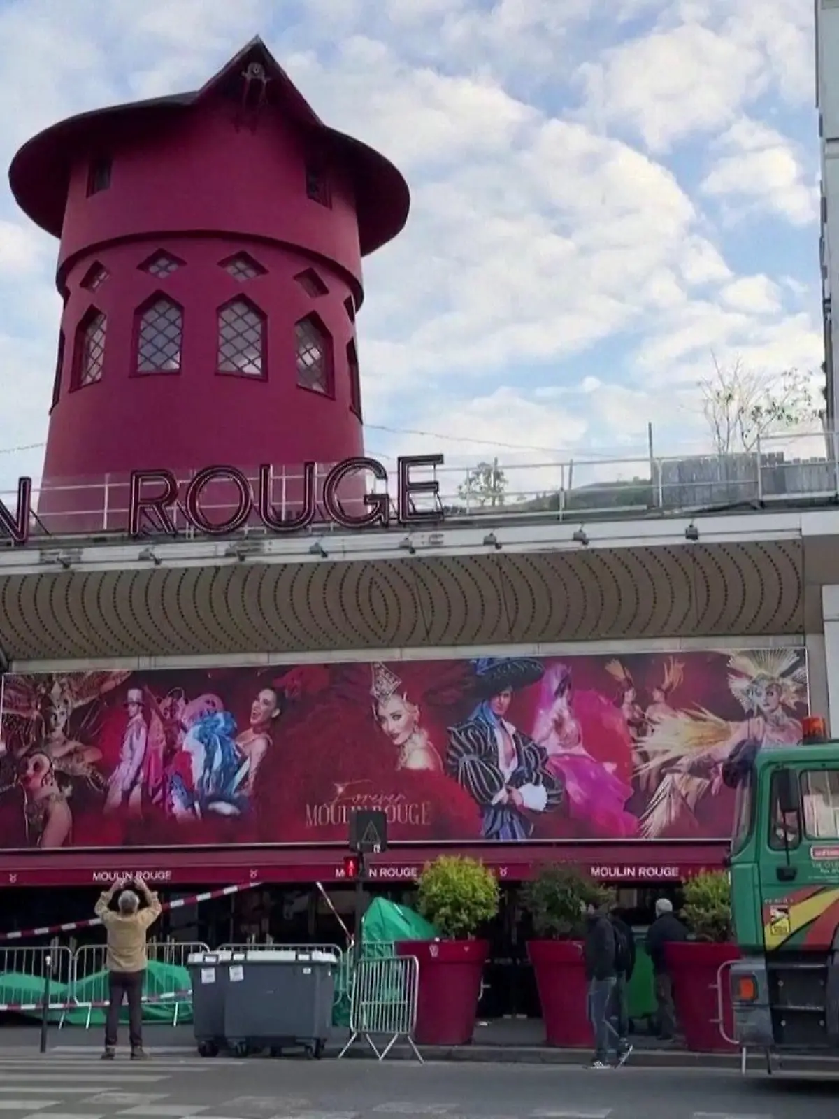 Das Moulin Rouge ist ein Varieté in Paris. Jetzt sind die weltberühmten Mühlenräder abgestürzt.