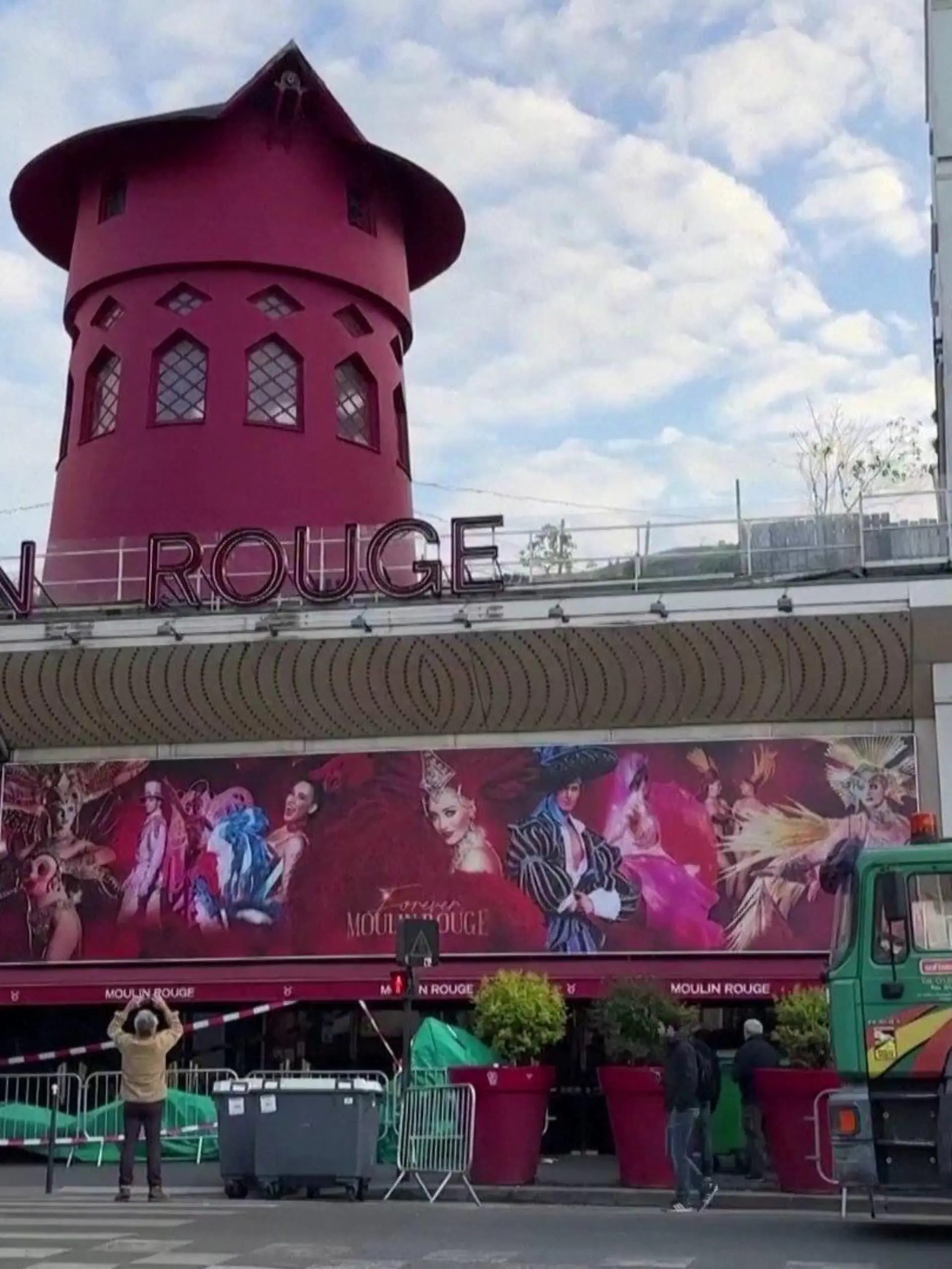 Das Moulin Rouge ist ein Varieté in Paris. Jetzt sind die weltberühmten Mühlenräder abgestürzt.