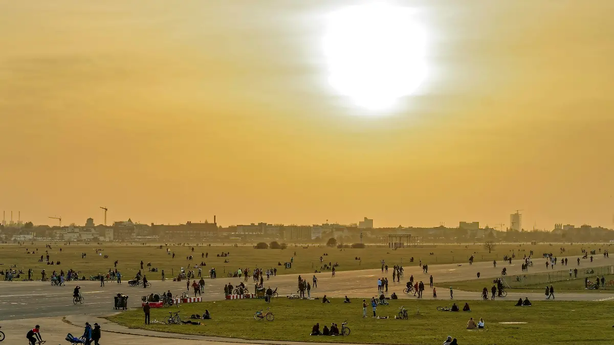 News Themen der Woche KW08 Tempelhofer Feld, Frühlingswetter im Februar 2021, Sonnenuntergang, Berlin Vorfrühling Mitte Februar 2021 in Berlin, Tempelhofer Feld, Menschen bei Freizeitaktivitäten auf der Startbahn und Landebahn auf dem ehemaligen Flughafen Berlin Tempelhof, Saharastaub, Sonnenuntergang, Tempelhof, Berlin, Deutschland, Europa *** Tempelhofer Feld, spring weather in february 2021, sunset, Berlin early spring mid february 2021 in Berlin, Tempelhofer Feld, people doing leisure activities on the runway at the former Berlin Tempelhof Airport, Sahara dust, sunset, Tempelhof, Berlin, Germany, Europe