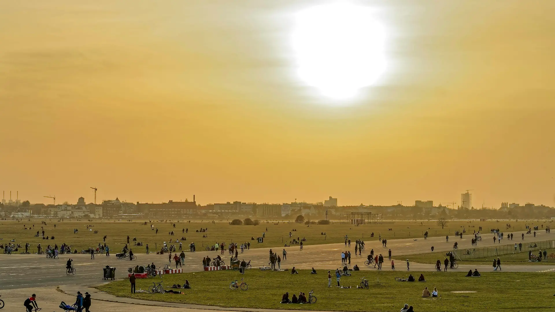 News Themen der Woche KW08 Tempelhofer Feld, Frühlingswetter im Februar 2021, Sonnenuntergang, Berlin Vorfrühling Mitte Februar 2021 in Berlin, Tempelhofer Feld, Menschen bei Freizeitaktivitäten auf der Startbahn und Landebahn auf dem ehemaligen Flughafen Berlin Tempelhof, Saharastaub, Sonnenuntergang, Tempelhof, Berlin, Deutschland, Europa *** Tempelhofer Feld, spring weather in february 2021, sunset, Berlin early spring mid february 2021 in Berlin, Tempelhofer Feld, people doing leisure activities on the runway at the former Berlin Tempelhof Airport, Sahara dust, sunset, Tempelhof, Berlin, Germany, Europe