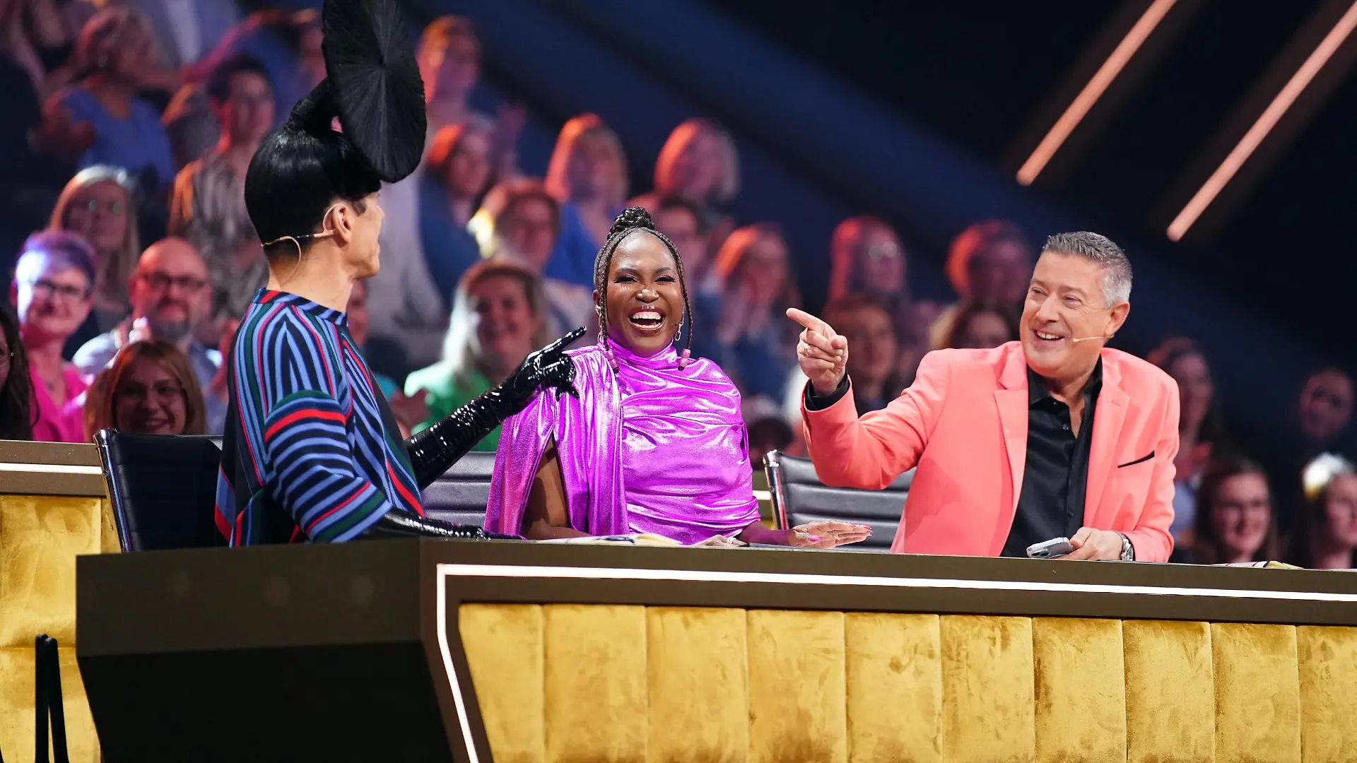 Die Jury mit Jorge González (l.), Motsi Mabuse und Joachim Llambi.
+++ Die Verwendung des sendungsbezogenen Materials ist nur mit dem Hinweis und Verlinkung auf RTL+ gestattet. +++