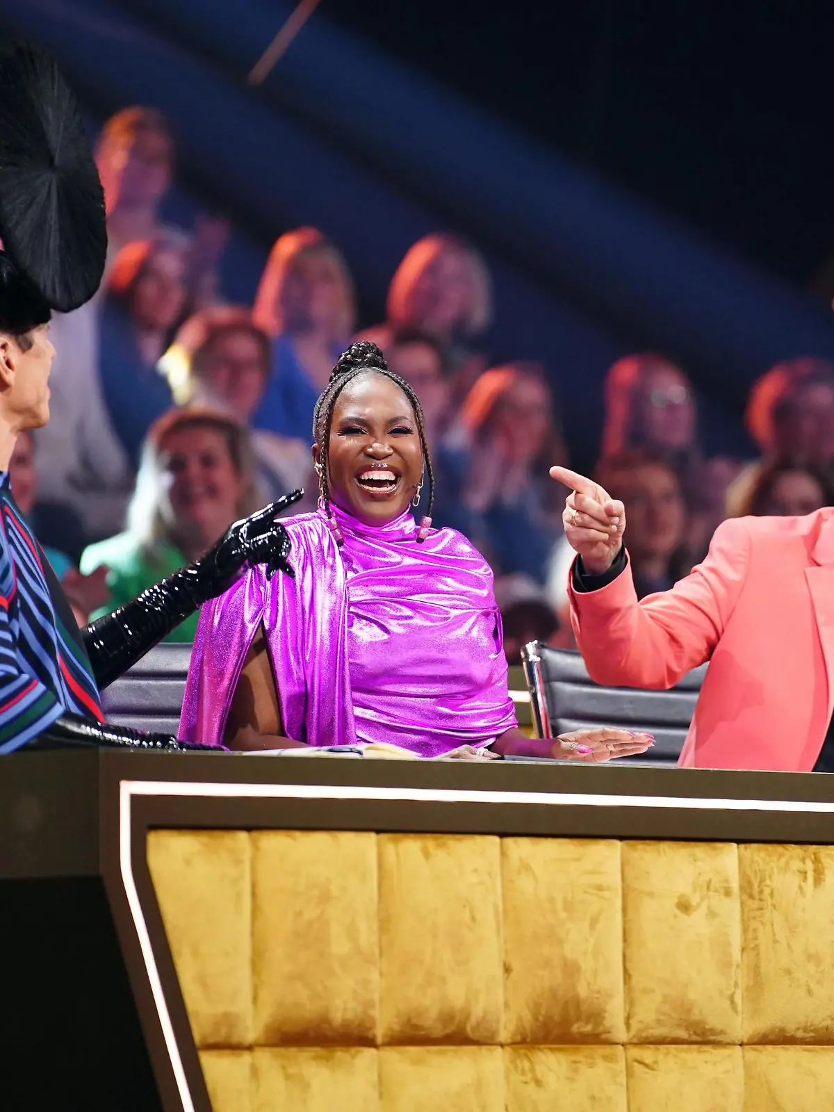 Die Jury mit Jorge González (l.), Motsi Mabuse und Joachim Llambi.

+++ Die Verwendung des sendungsbezogenen Materials ist nur mit dem Hinweis und Verlinkung auf RTL+ gestattet. +++