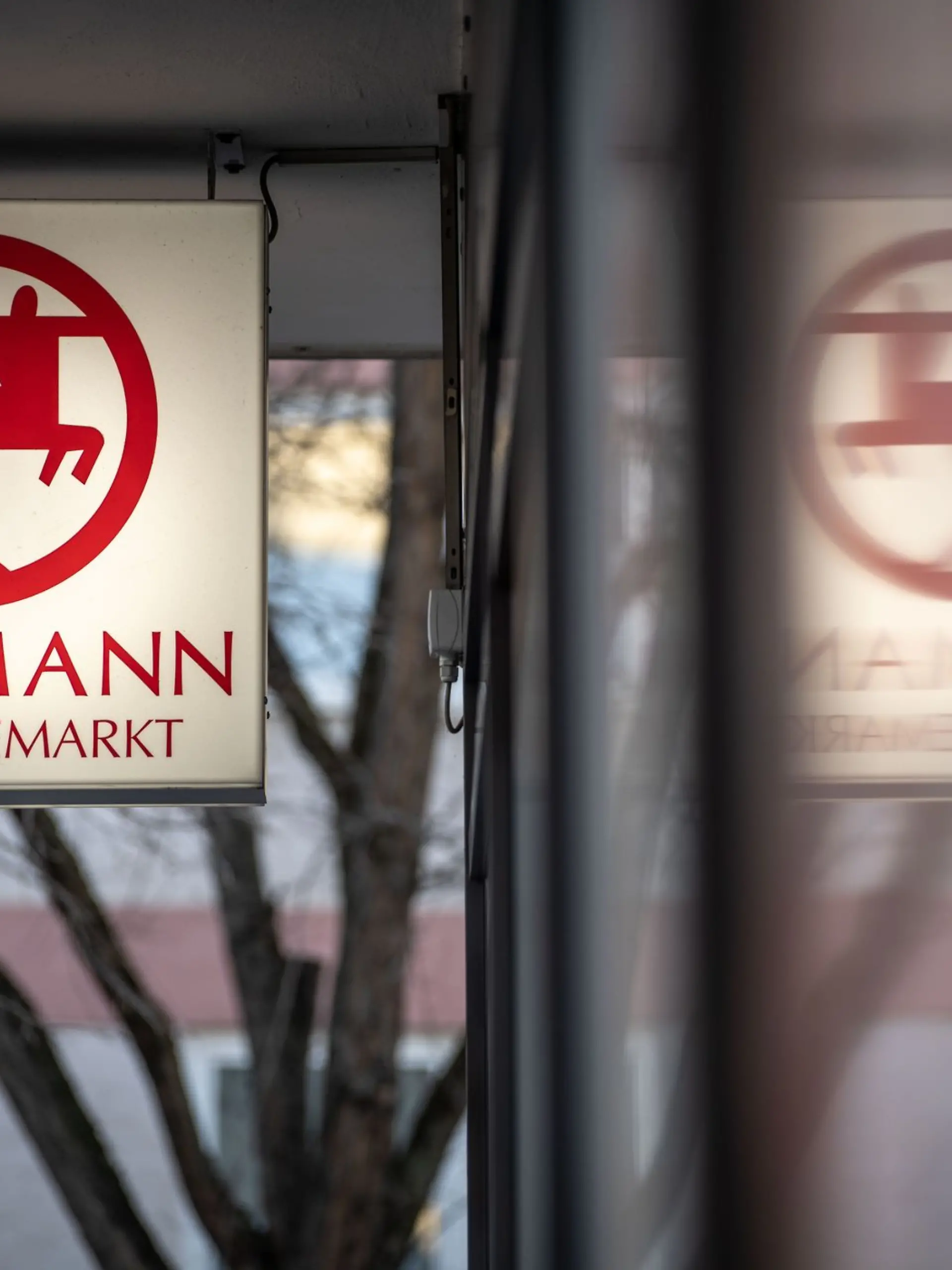 Eine Leuchttafel mit dem Firmenlogo hängt an eine Filiale der Drogeriemarktkette Rossmann in der Mainzer Innenstadt.