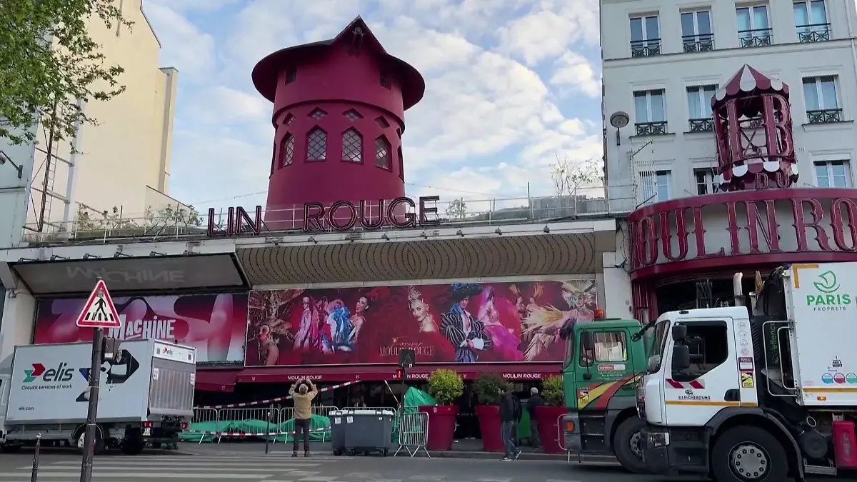 Das Moulin Rouge ist ein Varieté in Paris. Jetzt sind die weltberühmten Mühlenräder abgestürzt.
