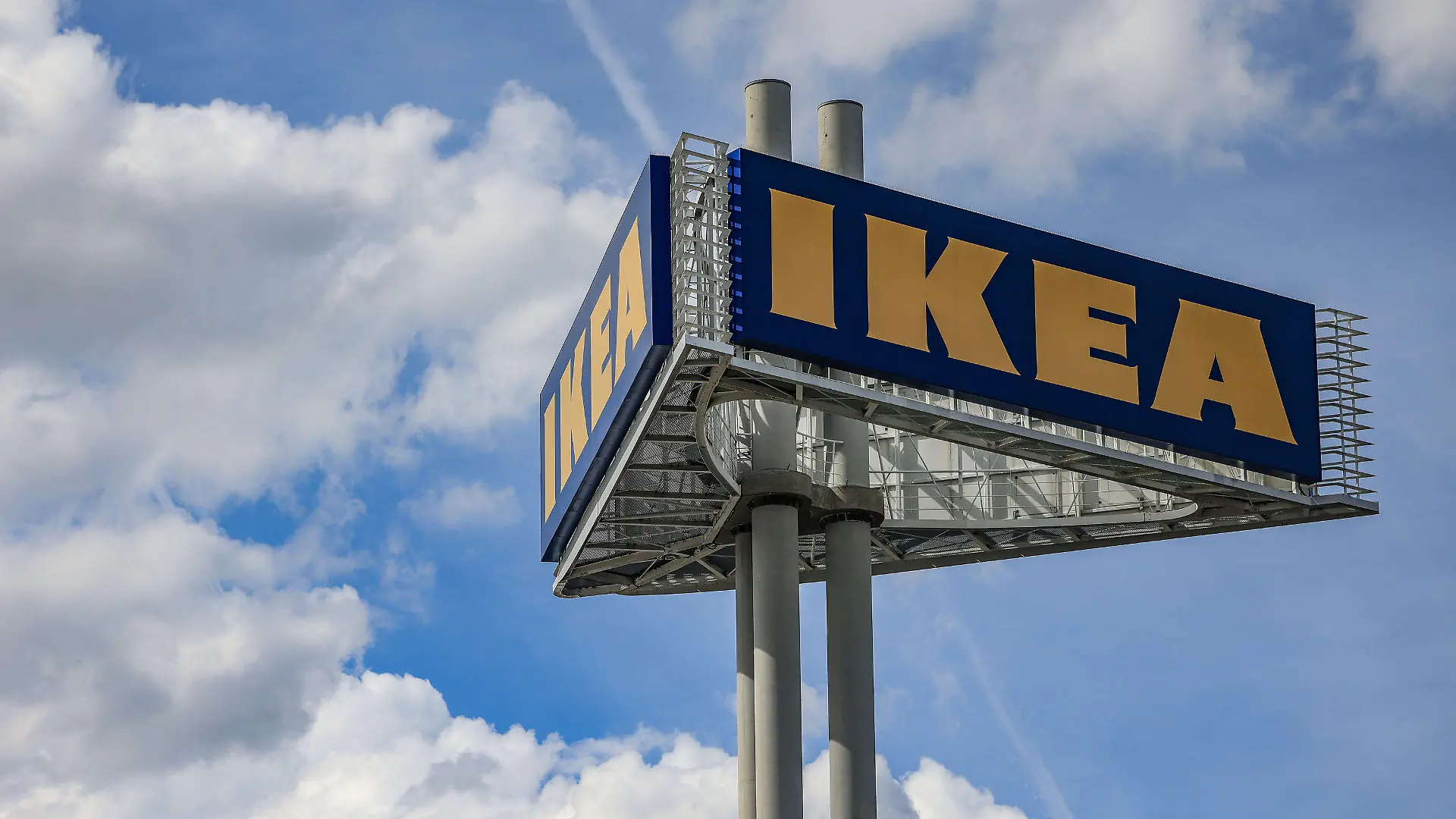 ARCHIV - 14.04.2023, Nordrhein-Westfalen, Köln: Ein Firmenlogo steht vor der Ikea-Filiale Köln Godorf. Der Möbelhändler will in diesem Jahr weitere sogenannte Planungsstudios in Innenstädten eröffnen. (zu dpa: «Ikea will mehr Planungsstudios eröffnen») Foto: Oliver Berg/dpa +++ dpa-Bildfunk +++
