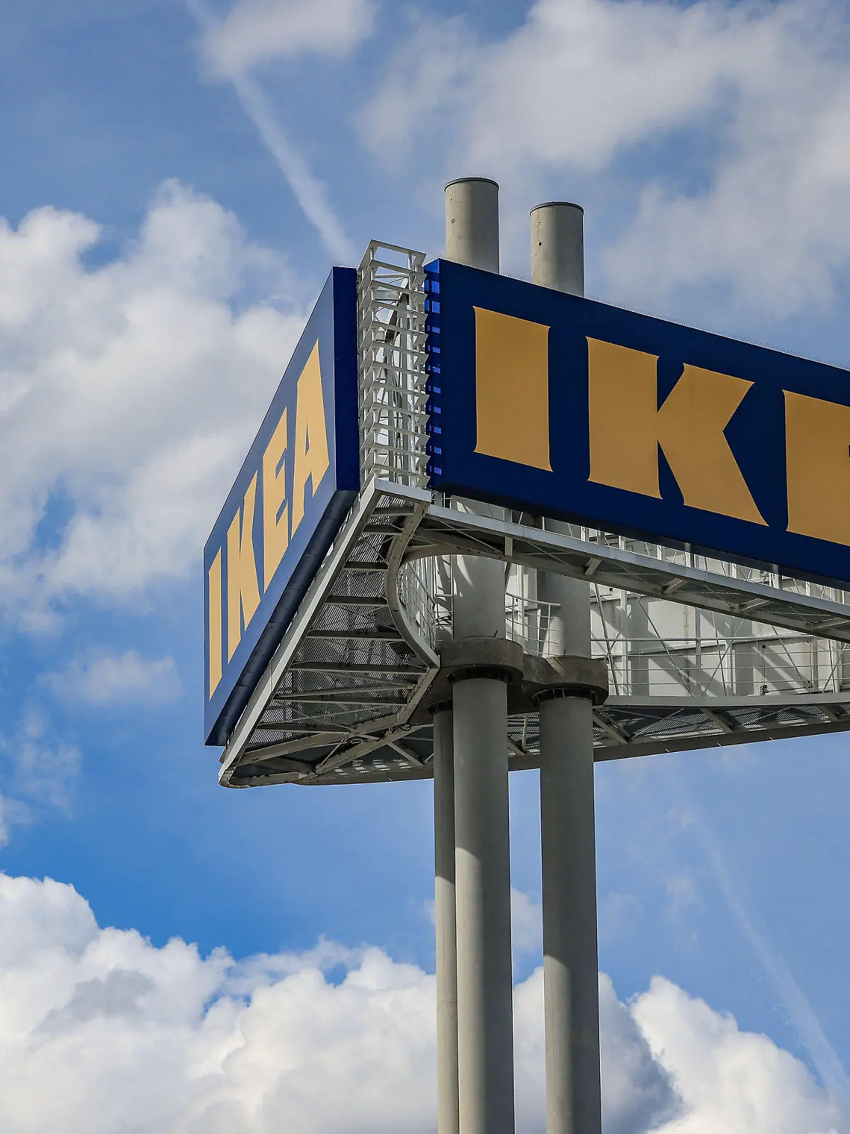 ARCHIV - 14.04.2023, Nordrhein-Westfalen, Köln: Ein Firmenlogo steht vor der Ikea-Filiale Köln Godorf. Der Möbelhändler will in diesem Jahr weitere sogenannte Planungsstudios in Innenstädten eröffnen. (zu dpa: «Ikea will mehr Planungsstudios eröffnen») Foto: Oliver Berg/dpa +++ dpa-Bildfunk +++