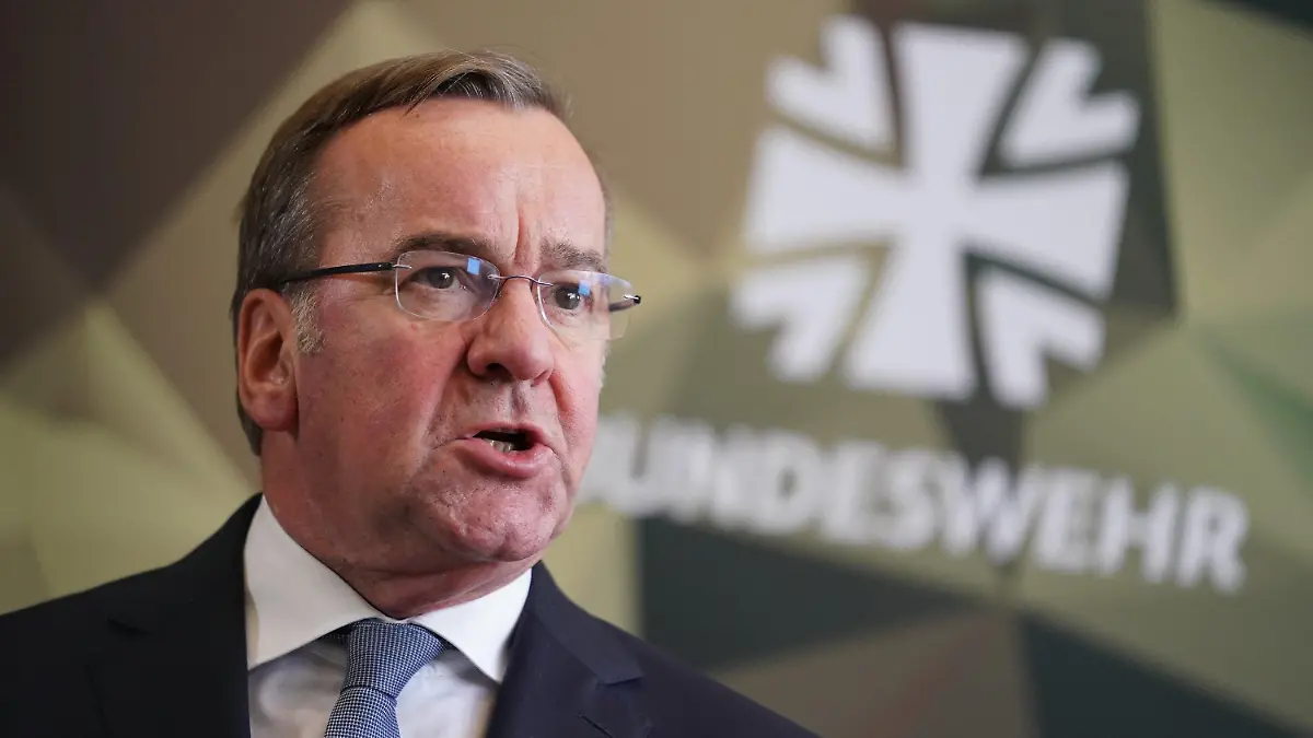 ARCHIV - 27.10.2023, Hamburg: Bundesverteidigungsminister Boris Pistorius (SPD) steht im Oktober 2023 vor dem Logo der Bundeswehr. (zu dpa: «Pistorius: Russlands Rüstungsproduktion füllt bereits die Depots») Foto: Marcus Brandt/dpa +++ dpa-Bildfunk +++