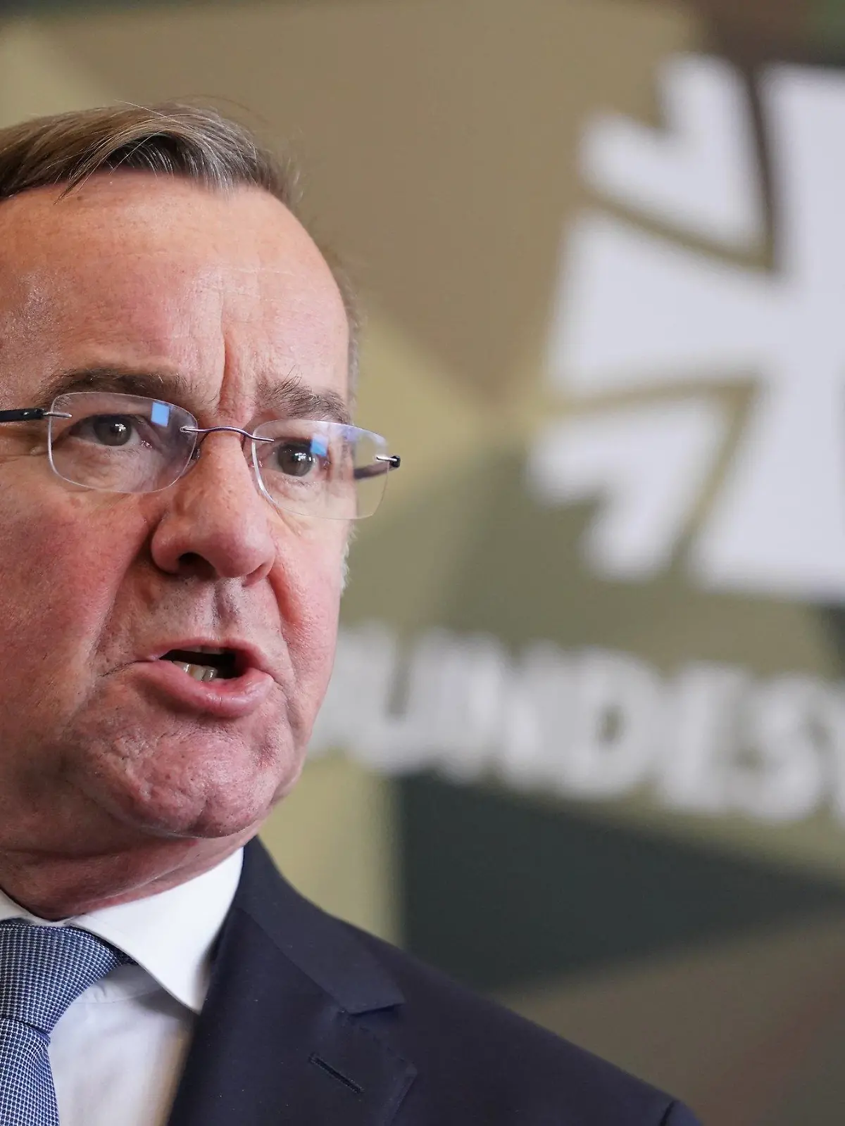 ARCHIV - 27.10.2023, Hamburg: Bundesverteidigungsminister Boris Pistorius (SPD) steht im Oktober 2023 vor dem Logo der Bundeswehr. (zu dpa: «Pistorius: Russlands Rüstungsproduktion füllt bereits die Depots») Foto: Marcus Brandt/dpa +++ dpa-Bildfunk +++