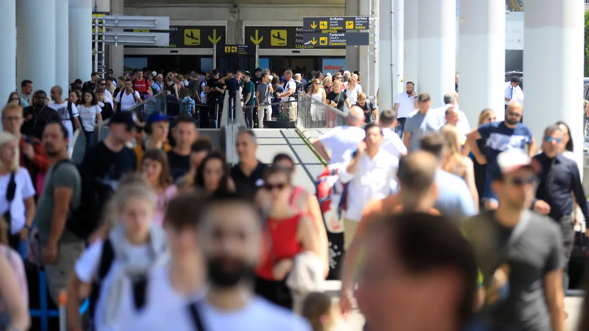 ARCHIV - 30.07.2023, Spanien, Palma: Reisende gehen am Flughafen von Mallorca. Die Putzkräfte des Airports in Palma wollen ab Ende April streiken. (zu dpa: «Flughafen-Putzkräfte wollen auf Mallorca ab Ende April streiken») Foto: Clara Margais/dpa +++ dpa-Bildfunk +++