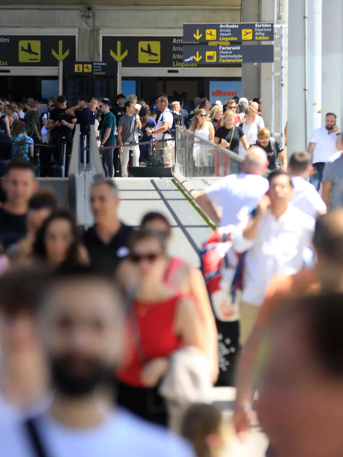 ARCHIV - 30.07.2023, Spanien, Palma: Reisende gehen am Flughafen von Mallorca. Die Putzkräfte des Airports in Palma wollen ab Ende April streiken. (zu dpa: «Flughafen-Putzkräfte wollen auf Mallorca ab Ende April streiken») Foto: Clara Margais/dpa +++ dpa-Bildfunk +++