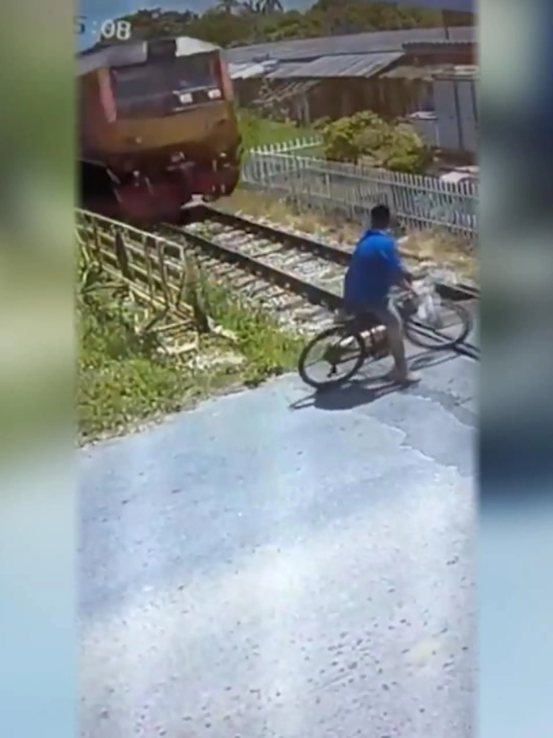 Er wartet und wartet… und wartet. Doch dann fährt er einfach so los – und riskiert dabei sein Leben. In Thailand stand ein Fahrradfahrer an einer Bahnschranke. Als ihm das zu lange dauerte, will er die Gleise schnell überqueren und wird fast von einem Zug erwischt. Wir zeigen den Moment im Video.