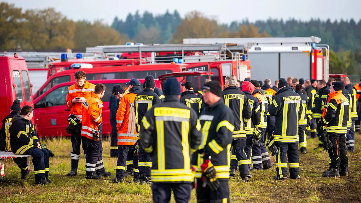 25.04.2024, Niedersachsen, Bremervörde: Feuerwehrleute bereiten die Suche nach einem vermissten Jungen vor. Der sechs Jahre alte Arian aus Elm (Landkreis Bremervörde) bleibt auch am vierten Tag in Folge vermisst. Foto: Daniel Bockwoldt/dpa +++ dpa-Bildfunk +++