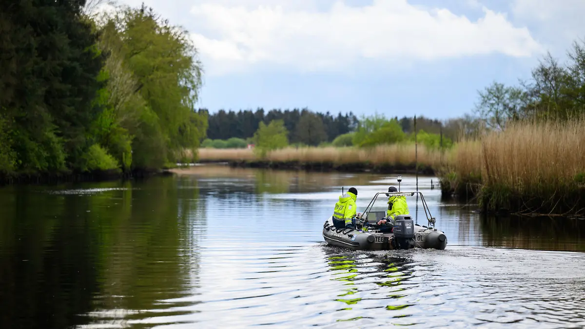 24.04.2024, Niedersachsen, Elm: Einsatzkräfte der Polizei sind mit einem Sonarboot auf dem Gewässer Oste im Einsatz. Mit einem Sonargerät suchen sie den Grund des Gewässers nach Spuren ab. Von dem vermissten sechs Jahre alten Jungen aus dem niedersächsischen Bremervörde fehlt noch immer jede Spur. (zu dpa: «Suche nach Arian: Süßigkeiten und Ballons im Wald aufgehängt») Foto: Daniel Reinhardt/dpa +++ dpa-Bildfunk +++