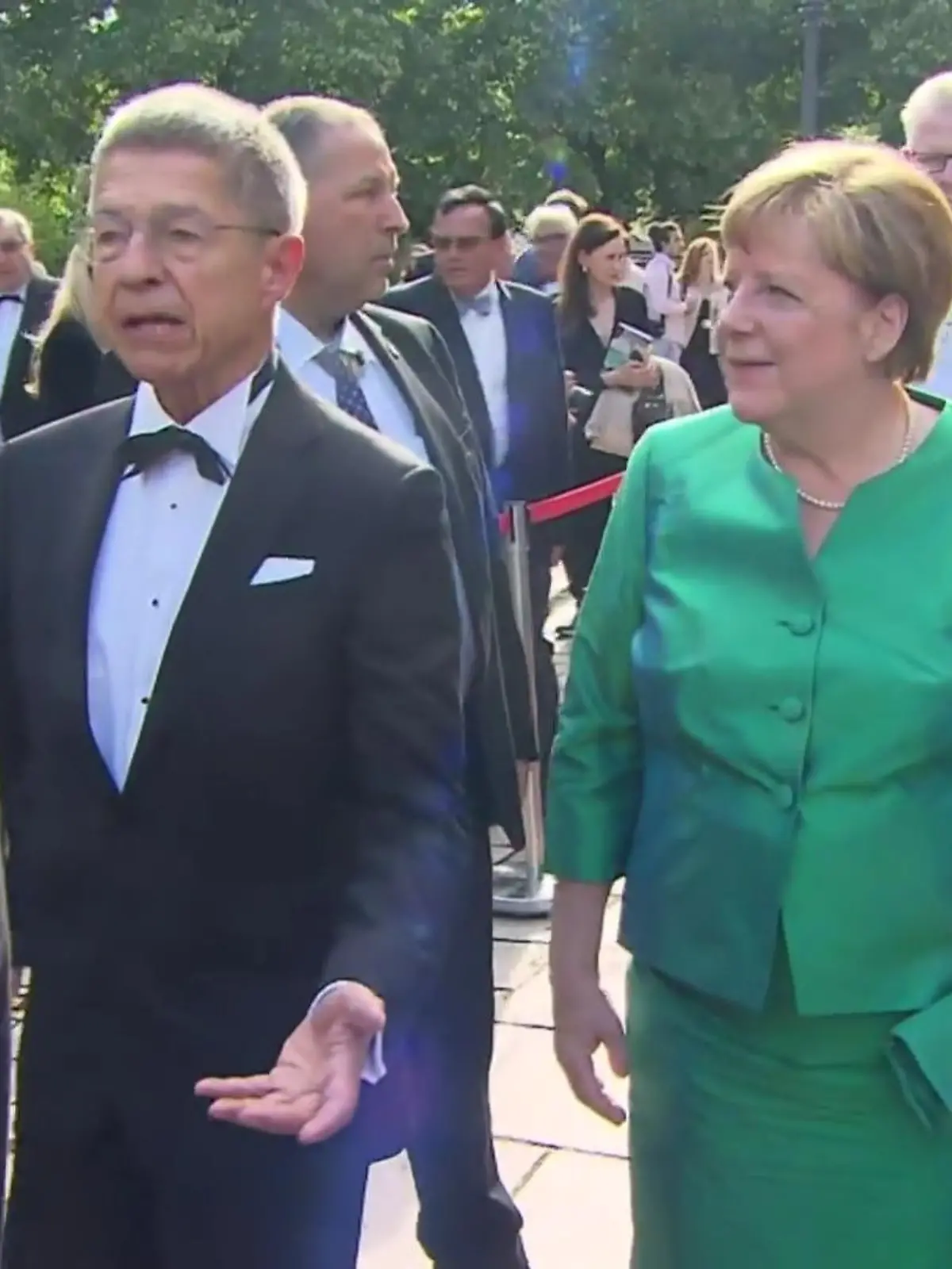 Also, als ob die Gewitterwolken sich auf IHN übertragen haben. Joachim Sauer, als Angela Merkels Gatte 16 Jahre der "First man" der Republik, wirkt zumindest LEICHT genervt gestern Abend in Bayreuth bei den Festspielen. Mal wieder.