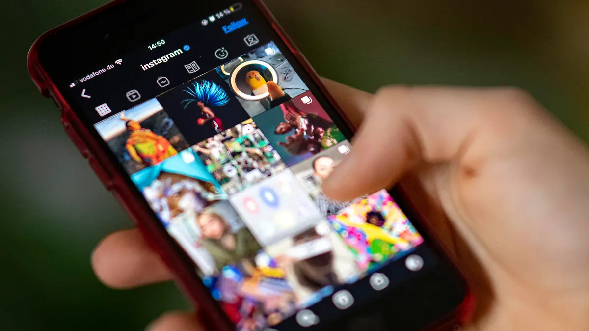 PRODUKTION - 24.04.2021, Berlin: Auf dem Bildschirm eines Smartphones sieht man die Timeline in der App Instagram. Instagram und Facebook geben Nutzern künftig die Möglichkeit, auf die Anzeige von Like-Zahlen zu verzichten. (zu dpa «Instagram und Facebook lassen Like-Zahlen ausblenden») Foto: Fabian Sommer/dpa +++ dpa-Bildfunk +++