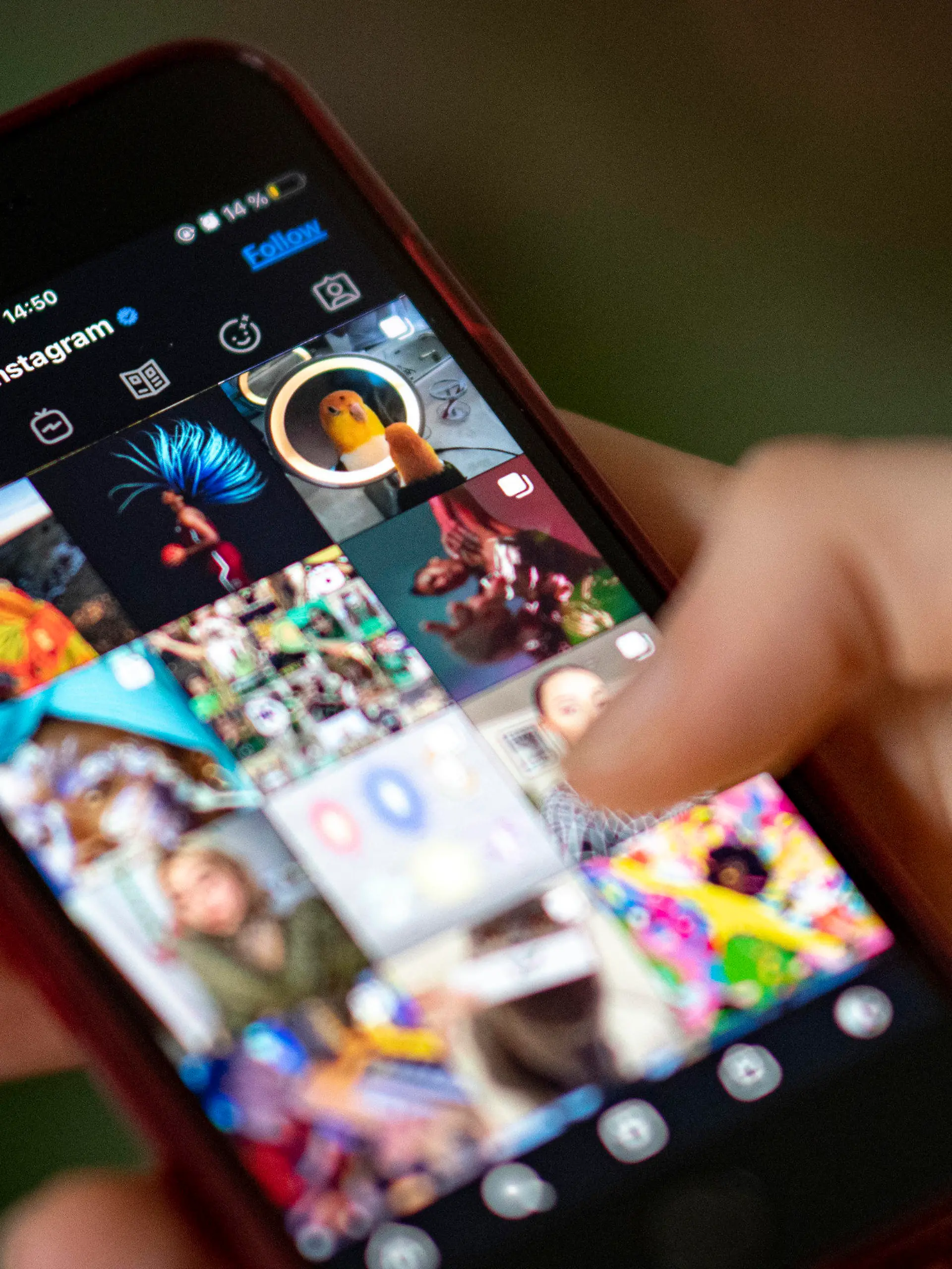 PRODUKTION - 24.04.2021, Berlin: Auf dem Bildschirm eines Smartphones sieht man die Timeline in der App Instagram. Instagram und Facebook geben Nutzern künftig die Möglichkeit, auf die Anzeige von Like-Zahlen zu verzichten. (zu dpa «Instagram und Facebook lassen Like-Zahlen ausblenden») Foto: Fabian Sommer/dpa +++ dpa-Bildfunk +++