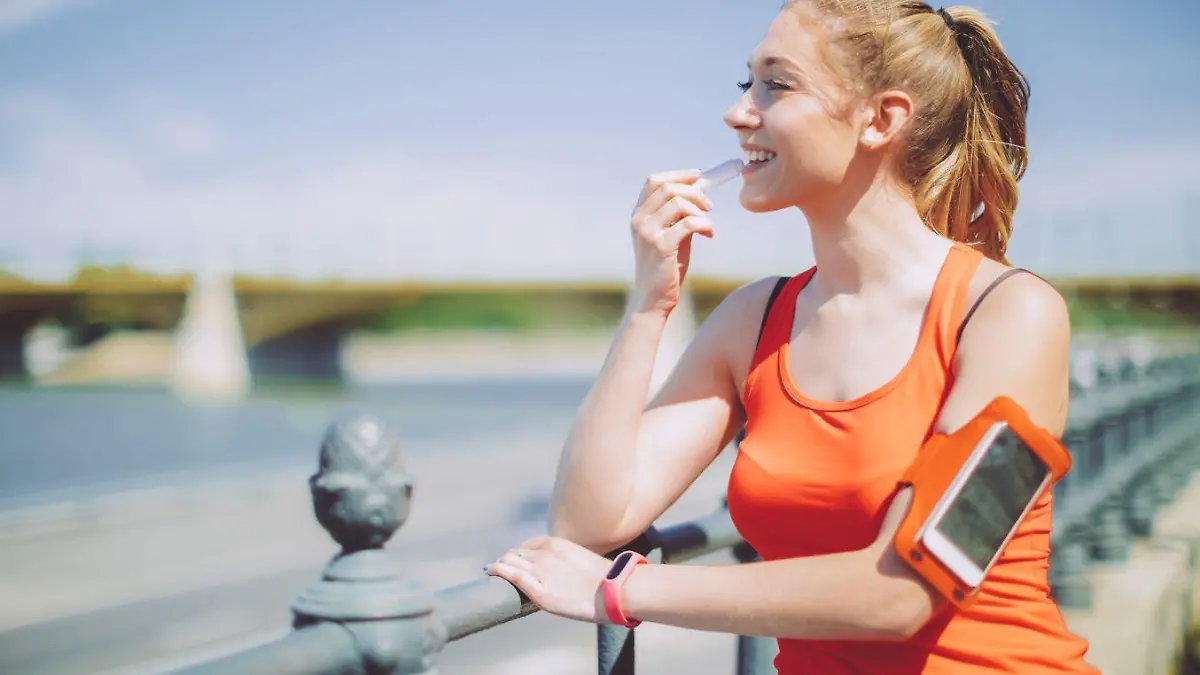 Frau nutzt Lippenstift beim Sport