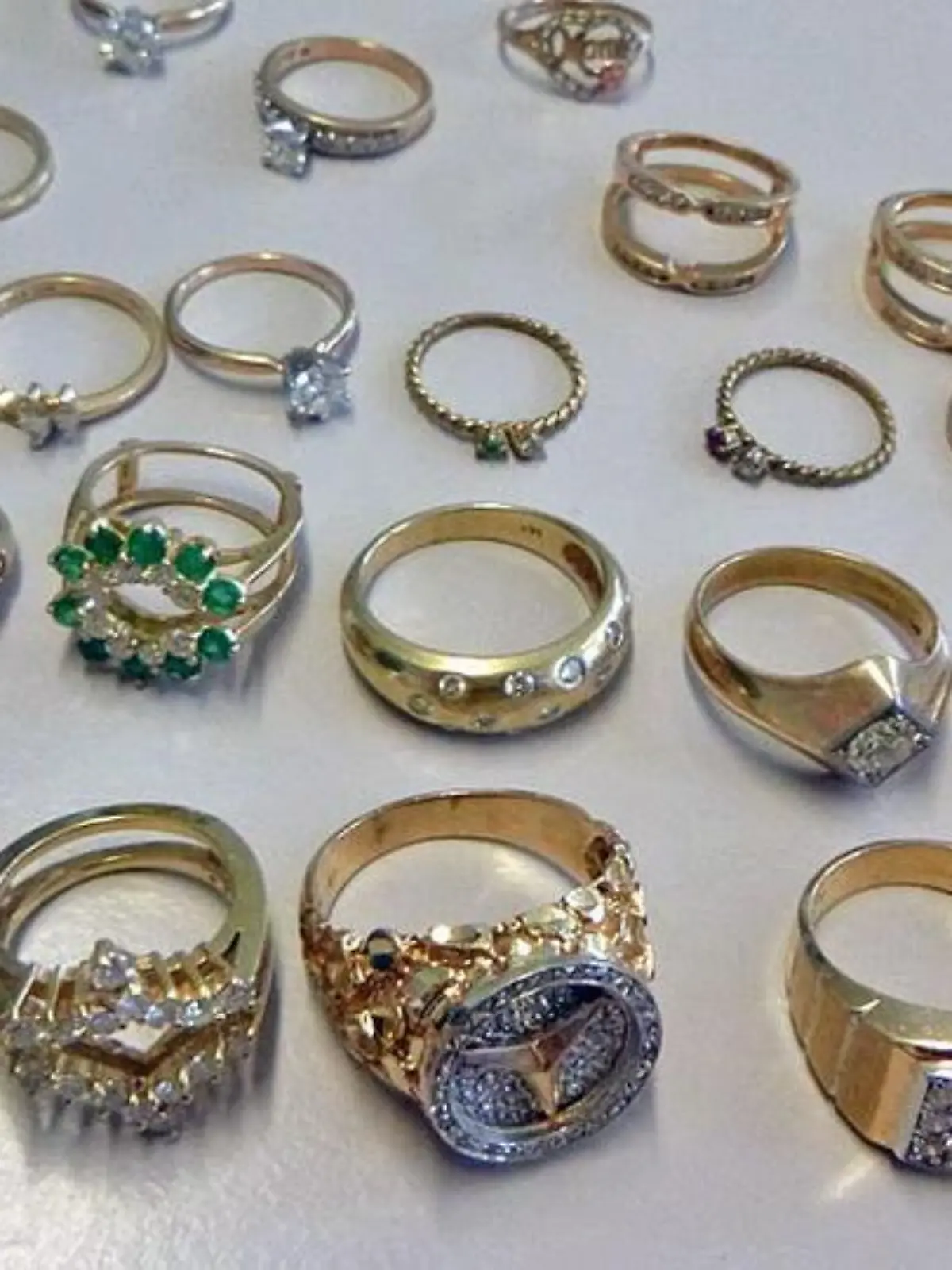 Rentner in Hanau findet Schmuck und Bargeld in Beutel - und darf alles behalten