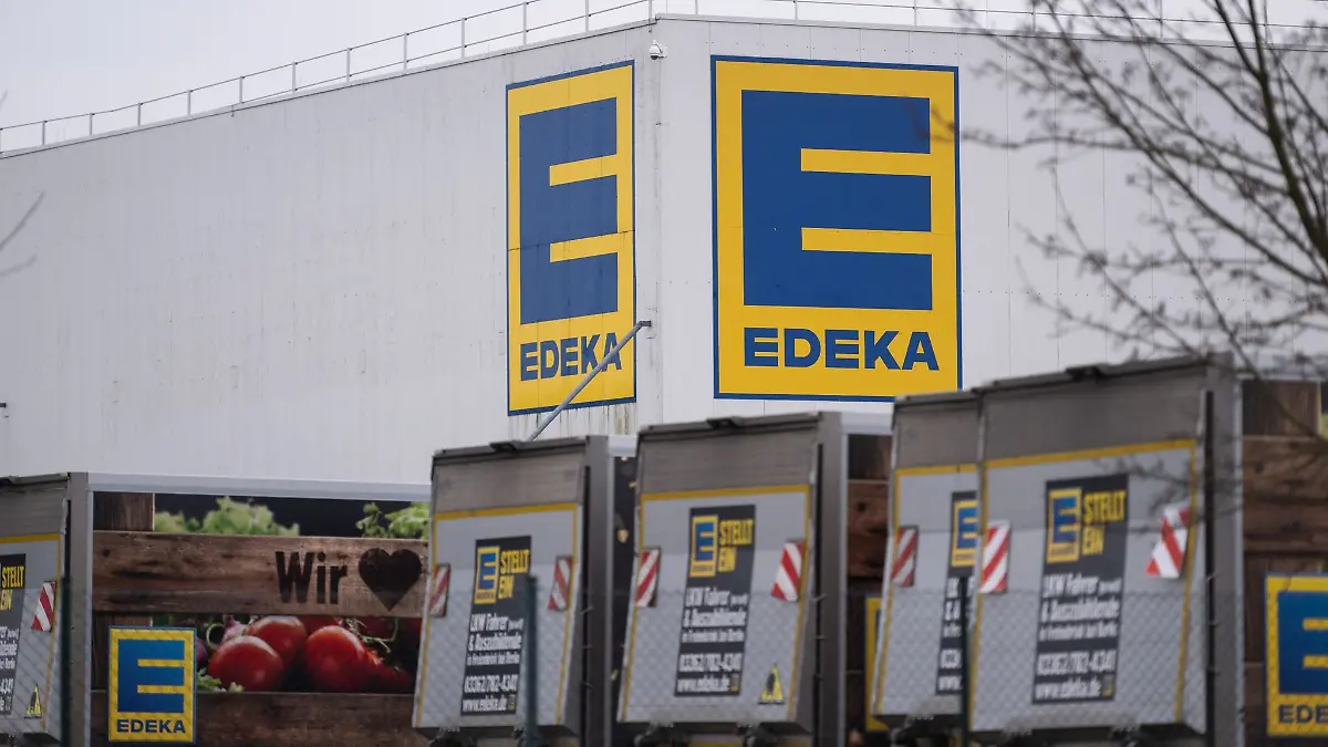 Vor einem Logistikzentrum der Handelskette Edeka stehen mehrere LKW.