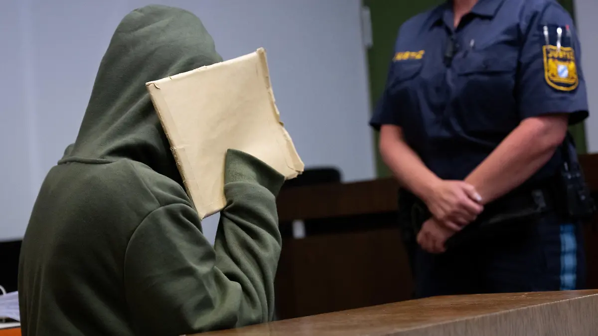 25.04.2024, Bayern, München: Die wegen Mordes angeklagte 20-jährige Frau sitzt vor Prozessbeginn am Landgericht München I im Gerichtssaal. Die Frau soll ihren neugeborenen Sohn in einer Toilettenschüssel ertränkt haben. Foto: Sven Hoppe/dpa +++ dpa-Bildfunk +++