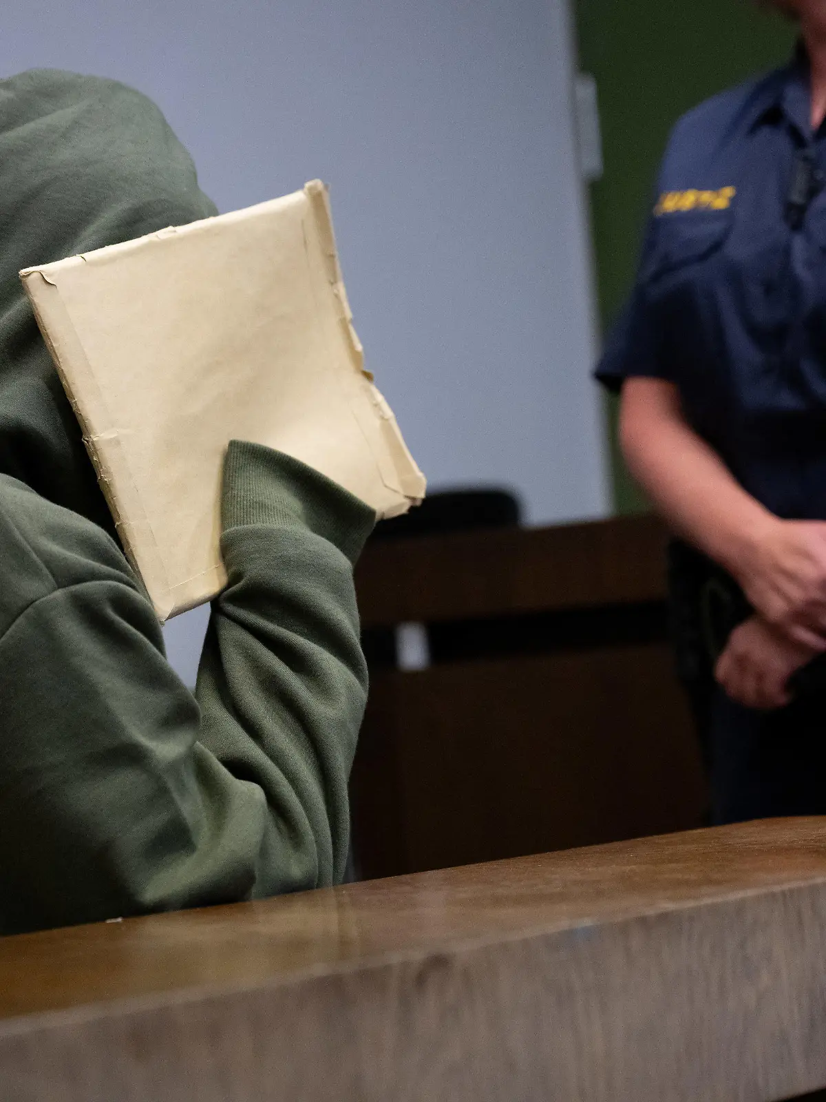 25.04.2024, Bayern, München: Die wegen Mordes angeklagte 20-jährige Frau sitzt vor Prozessbeginn am Landgericht München I im Gerichtssaal. Die Frau soll ihren neugeborenen Sohn in einer Toilettenschüssel ertränkt haben. Foto: Sven Hoppe/dpa +++ dpa-Bildfunk +++