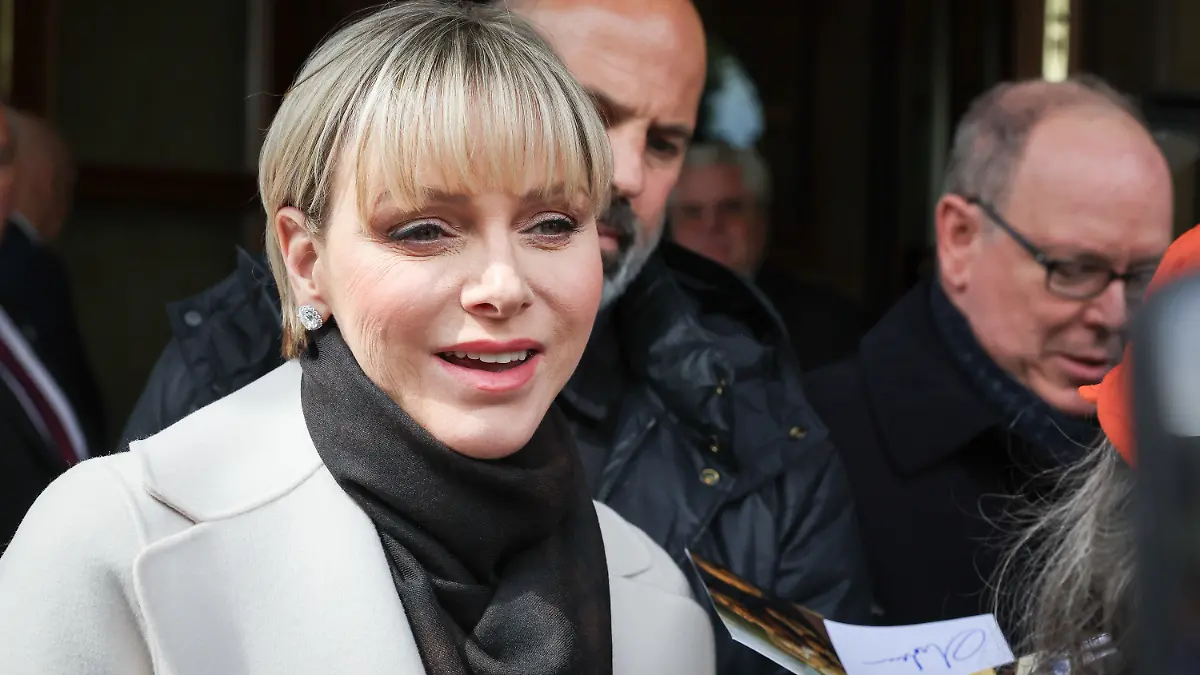 25.04.2024, Hamburg: Charlene Lynette Grimaldi, Fürstin von Monaco, und Albert II. Fürst von Monaco (r) kommen am Hotel Vier Jahreszeiten an und geben Autogramme. Die Fürstenfamilie ist zur Eröffnung der neuen Monaco-Welt im Miniatur Wunderland in Hamburg. Foto: Christian Charisius/dpa +++ dpa-Bildfunk +++