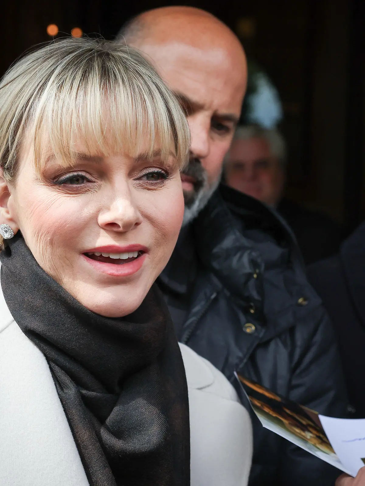 25.04.2024, Hamburg: Charlene Lynette Grimaldi, Fürstin von Monaco, und Albert II. Fürst von Monaco (r) kommen am Hotel Vier Jahreszeiten an und geben Autogramme. Die Fürstenfamilie ist zur Eröffnung der neuen Monaco-Welt im Miniatur Wunderland in Hamburg. Foto: Christian Charisius/dpa +++ dpa-Bildfunk +++