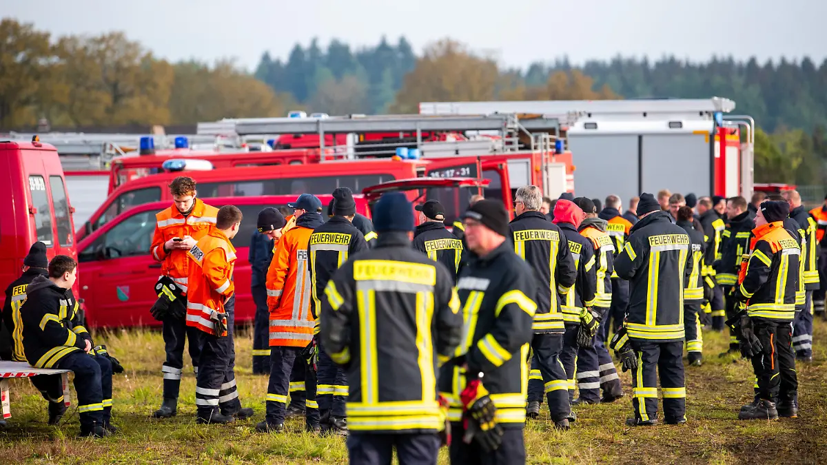 25.04.2024, Niedersachsen, Bremervörde: Feuerwehrleute bereiten die Suche nach einem vermissten Jungen vor. Der sechs Jahre alte Arian aus Elm (Landkreis Bremervörde) bleibt auch am vierten Tag in Folge vermisst. Foto: Daniel Bockwoldt/dpa +++ dpa-Bildfunk +++