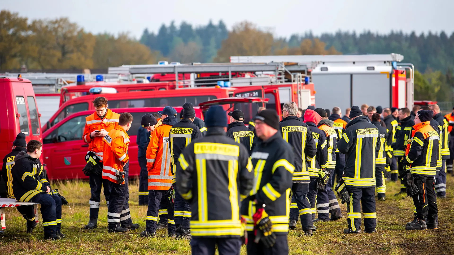25.04.2024, Niedersachsen, Bremervörde: Feuerwehrleute bereiten die Suche nach einem vermissten Jungen vor. Der sechs Jahre alte Arian aus Elm (Landkreis Bremervörde) bleibt auch am vierten Tag in Folge vermisst. Foto: Daniel Bockwoldt/dpa +++ dpa-Bildfunk +++
