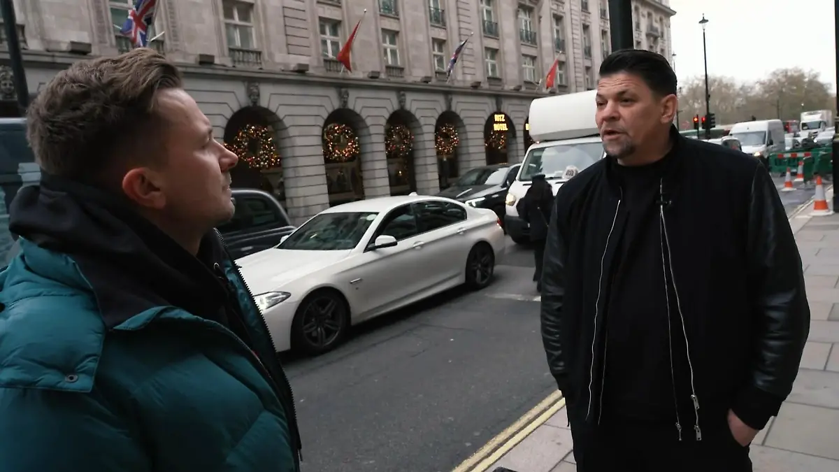 Tim Mälzer vor dem „Hotel Ritz“ in London
