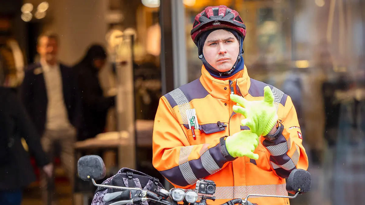 Der selbsternannte Anzeigenhauptmeister Niclas Matthei zusammen mit einem Filmteam bei einem Werbefilm-Dreh fuer das Modehaus Zinser in der Tuebinger Innenstadt. Der Dreh wird immer wieder von Fans des Anzeigenhauptmeisters unterbrochen, welche Bilder machen wollen. Tuebingen, Anzeigenhauptmeister in der Tuebinger Innenstadt, 17.04.2024 Foto: Eibner-Pressefoto/Dennis Duddek