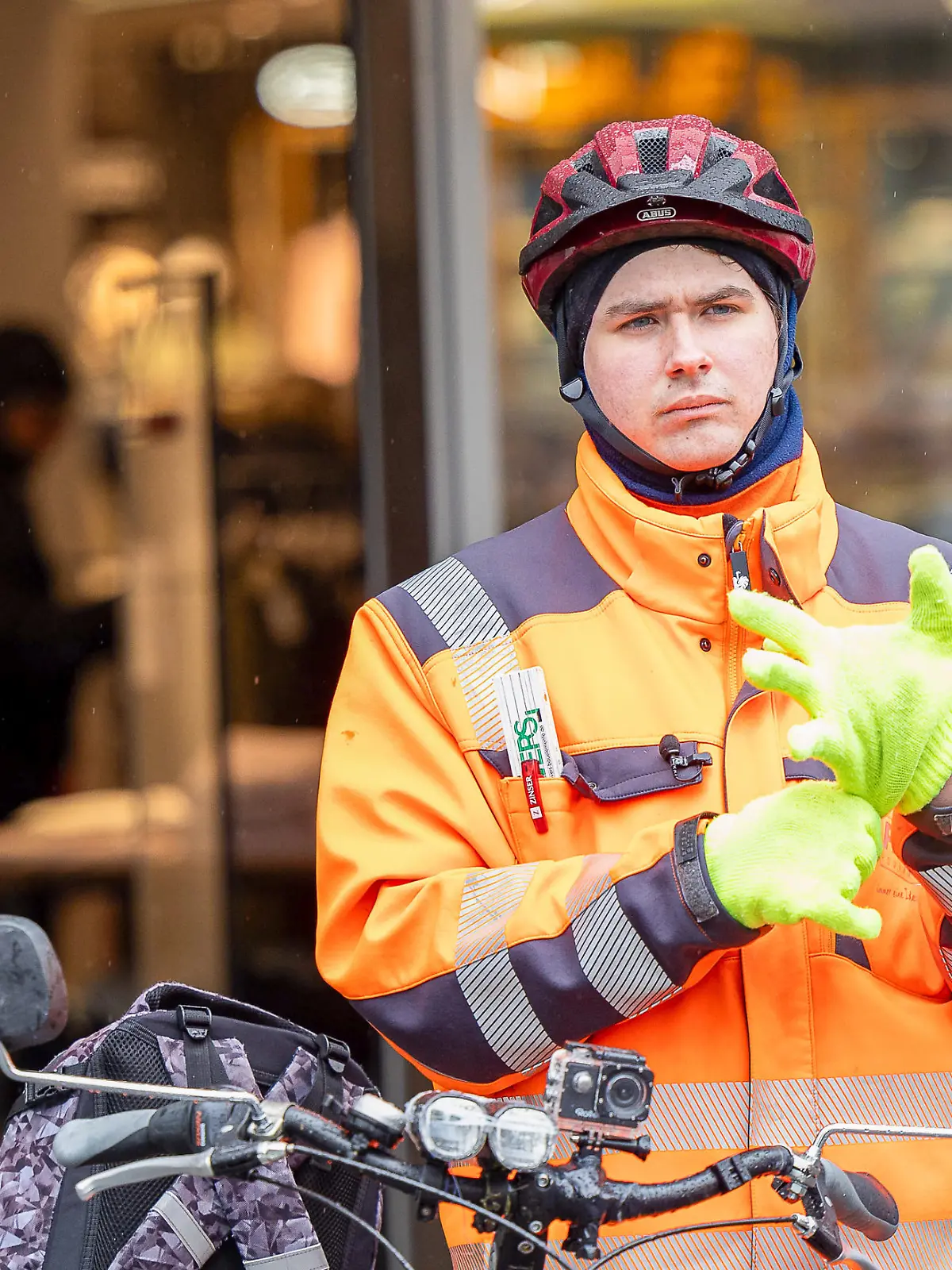 Der selbsternannte Anzeigenhauptmeister Niclas Matthei zusammen mit einem Filmteam bei einem Werbefilm-Dreh fuer das Modehaus Zinser in der Tuebinger Innenstadt. Der Dreh wird immer wieder von Fans des Anzeigenhauptmeisters unterbrochen, welche Bilder machen wollen. Tuebingen, Anzeigenhauptmeister in der Tuebinger Innenstadt, 17.04.2024 Foto: Eibner-Pressefoto/Dennis Duddek