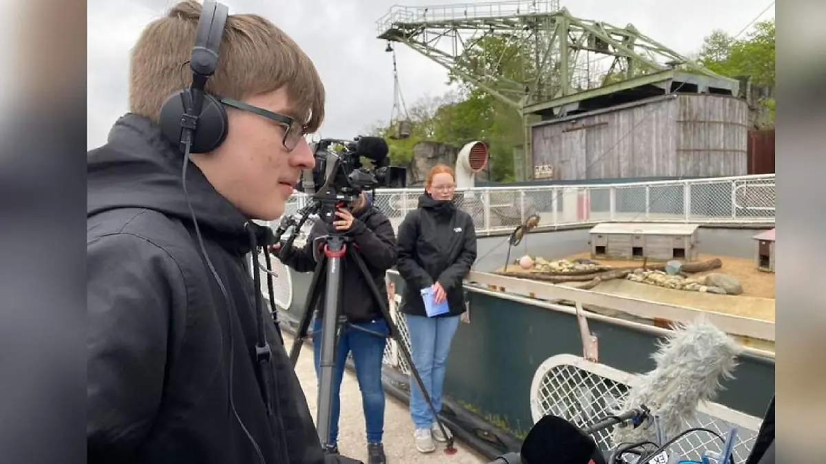 Im Zoo Hannover probiert sich Marlon Baumann als Tonassistent aus.
