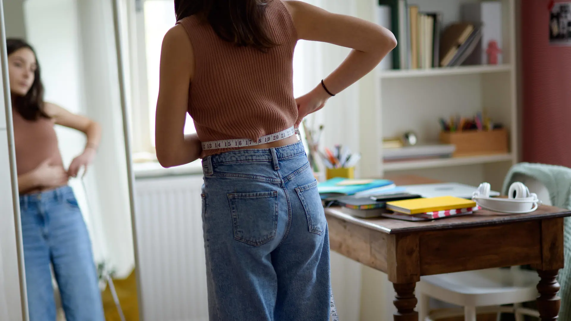 Young teenage girl looking in the mirror in her room. Young teenage girl looking in the mirror in the room. model released Copyright: xx HHH SOLO LH TEENAGE PROBLEMS 2022 HHH 355.jpeg
