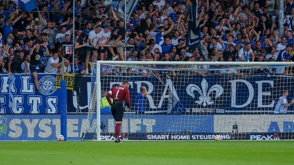  Markus Kolke FC Hansa Rostock, 1 nach seinem Fehler zum 1-0 ist sichtlich enttaeuschung / traurig / niedergeschlagen, SV Darmstadt 98 vs. FC Hansa Rostock, Fussball, 2.Liga, 4.Spieltag, Saison 2022/2023, 13.08.2022, DFL REGULATIONS PROHIBIT ANY USE OF PHOTOGRAPHS AS IMAGE SEQUENCES AND/OR QUASI VIDEO SV Darmstadt 98 vs. FC Hansa Rostock, Fussball, 2.Liga, 04.Spieltag, Saison 2022/2023, 13.08.2022 Darmstadt *** Markus Kolke FC Hansa Rostock, 1 after his mistake to 1 0 is visibly dejected sadly, SV Darmstadt 98 vs FC Hansa Rostock, Football, 2 Liga, 4 Matchday, Season 2022 2023, 13 08 2022, DFL REGULATES PROHIBIT ANY USE OF PHOTOGRAPHS AS IMAGE SEQUENCES AND OR QUASI VIDEO SV Darmstadt 98 vs FC Hansa Rostock, Football, 2 Liga, 04 Matchday, Season 2022 2023, 13 08 2022 Darmstadt Copyright: xEibner-Pressefotox EP_EER