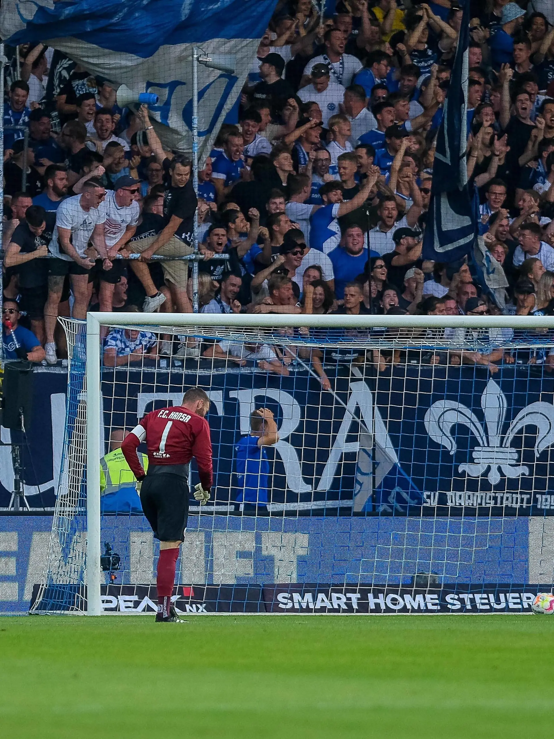 Markus Kolke FC Hansa Rostock, 1 nach seinem Fehler zum 1-0 ist sichtlich enttaeuschung / traurig / niedergeschlagen, SV Darmstadt 98 vs. FC Hansa Rostock, Fussball, 2.Liga, 4.Spieltag, Saison 2022/2023, 13.08.2022, DFL REGULATIONS PROHIBIT ANY USE OF PHOTOGRAPHS AS IMAGE SEQUENCES AND/OR QUASI VIDEO SV Darmstadt 98 vs. FC Hansa Rostock, Fussball, 2.Liga, 04.Spieltag, Saison 2022/2023, 13.08.2022 Darmstadt *** Markus Kolke FC Hansa Rostock, 1 after his mistake to 1 0 is visibly dejected sadly, SV Darmstadt 98 vs FC Hansa Rostock, Football, 2 Liga, 4 Matchday, Season 2022 2023, 13 08 2022, DFL REGULATES PROHIBIT ANY USE OF PHOTOGRAPHS AS IMAGE SEQUENCES AND OR QUASI VIDEO SV Darmstadt 98 vs FC Hansa Rostock, Football, 2 Liga, 04 Matchday, Season 2022 2023, 13 08 2022 Darmstadt Copyright: xEibner-Pressefotox EP_EER