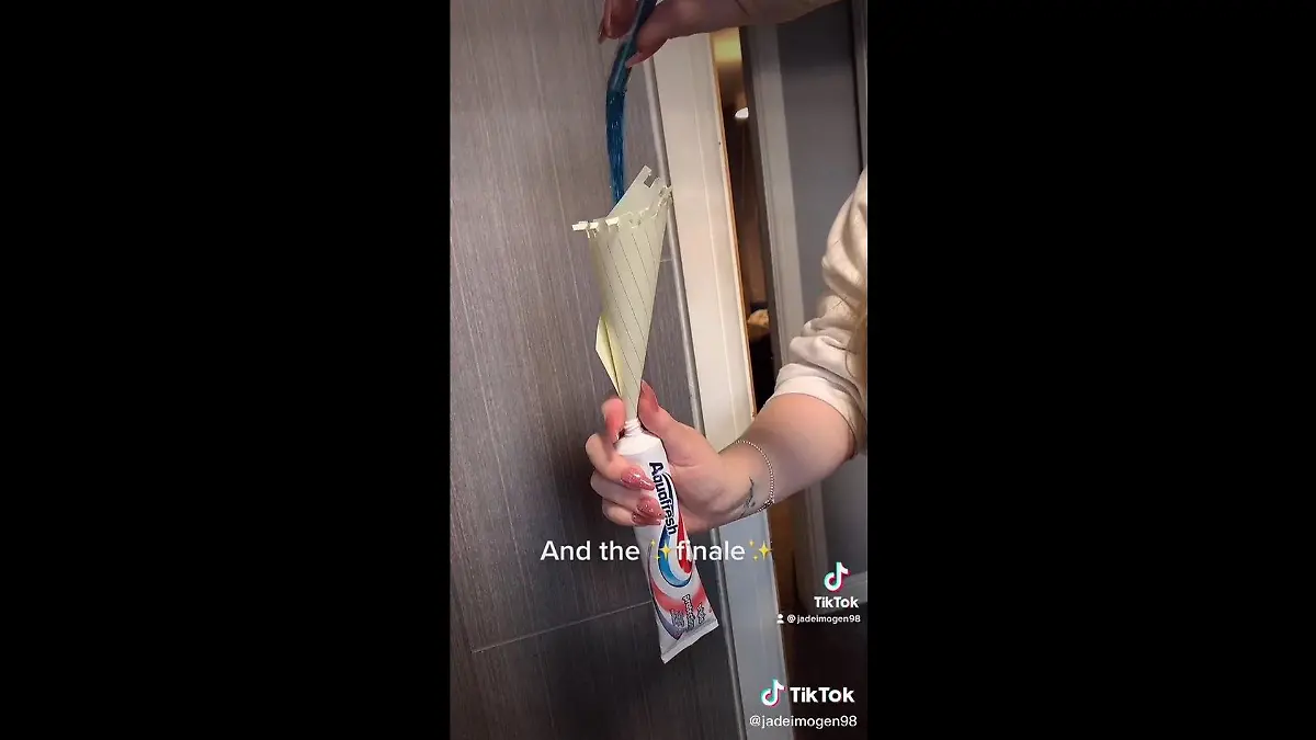 Jade streut Glitzer in die Zahnpasta