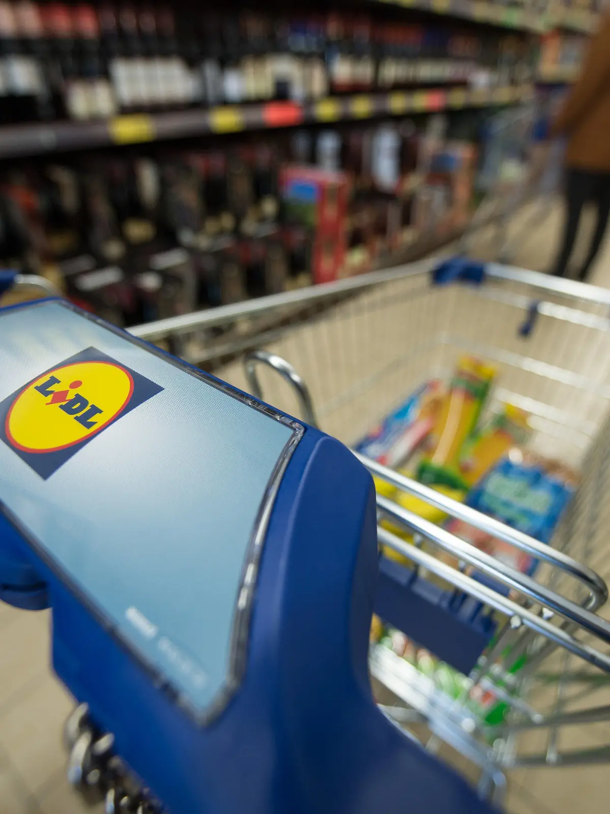 ARCHIV - ILLUSTRATION - Eine Frau schiebt am 03.03.2015 in Stuttgart (Baden-Württemberg) in einer Filiale des Lebensmitteldiscounters Lidl einen Einkaufswagen durch die Regalreihen. (zu dpa «Obstbauer Edeka, Metzger Rewe: Handelsketten machen immer mehr selbst» vom 25.10.2017) Foto: Marijan Murat/dpa +++(c) dpa - Bildfunk+++