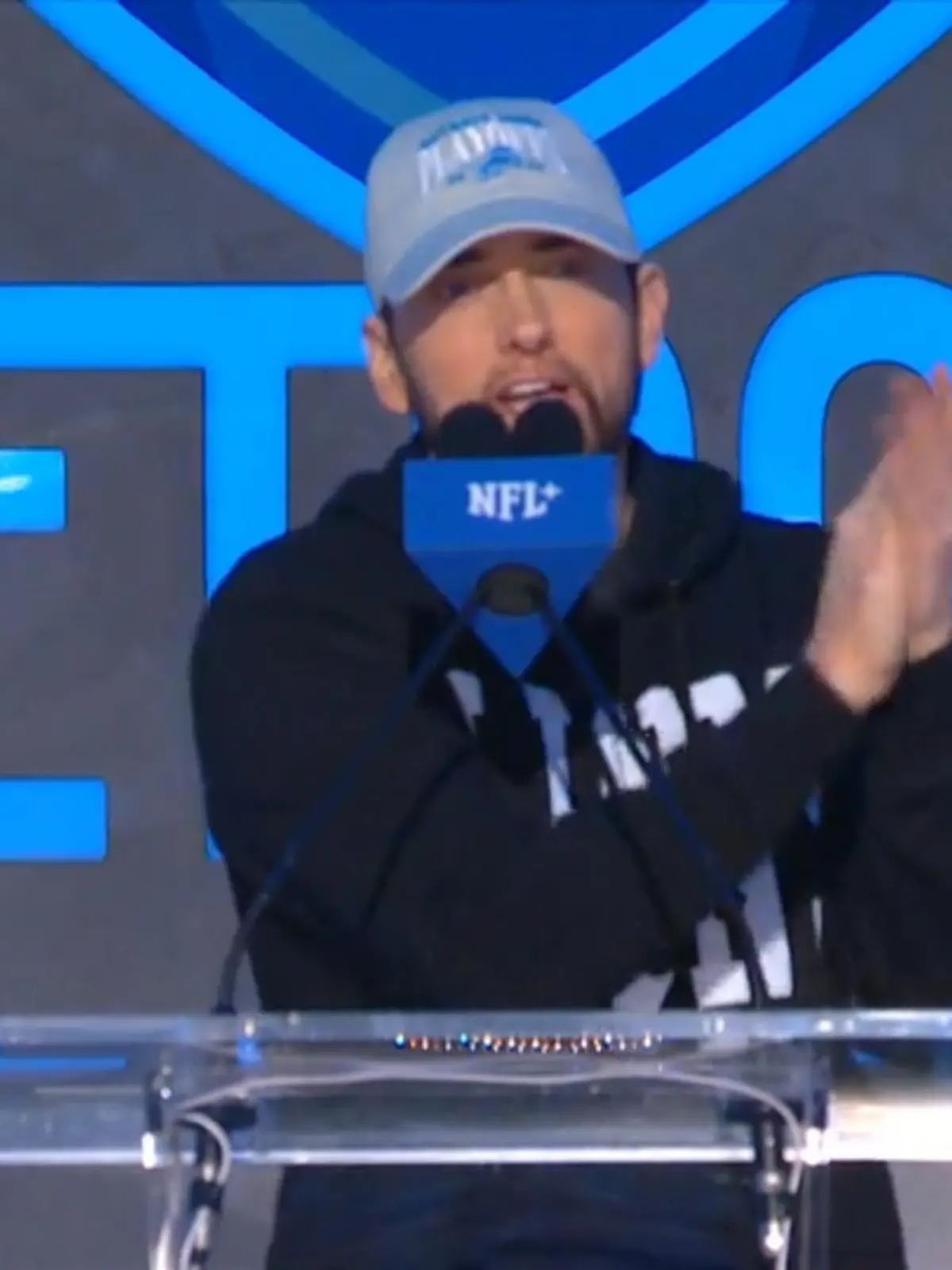 Der NFL Draft 2024 geht los! Eminem und die Lions-Spieler betreten die Bühne und läuten den ersten Pick ein!