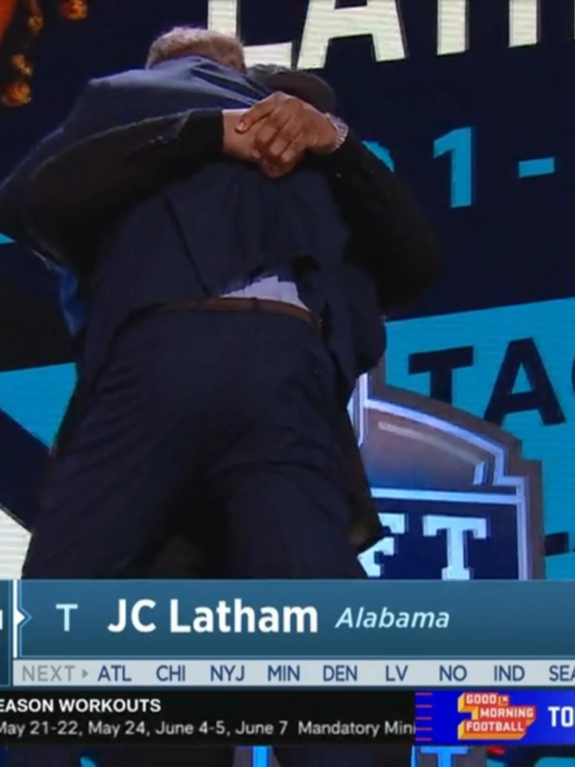 Nachdem JC Latham von den Tennesee Titans gepickt wird, übermannen ihn die Emotionen. Er hebt Rodger Godell vor lauter Freude in die Höhe.