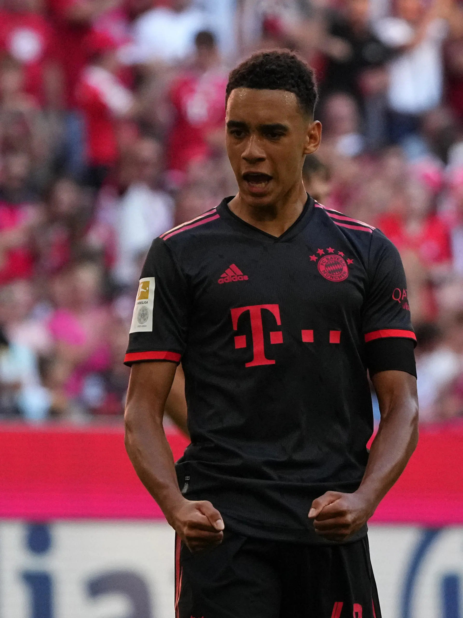 14.08.2022, Bayern, München: Fußball: Bundesliga, Bayern München - VfL Wolfsburg, 2. Spieltag, Allianz Arena. Münchens Jamal Musiala jubelt über seinen Treffer zum 1:0. WICHTIGER HINWEIS: Gemäß den Vorgaben der DFL Deutsche Fußball Liga bzw. des DFB Deutscher Fußball-Bund ist es untersagt, in dem Stadion und/oder vom Spiel angefertigte Fotoaufnahmen in Form von Sequenzbildern und/oder videoähnlichen Fotostrecken zu verwerten bzw. verwerten zu lassen. Foto: Soeren Stache/dpa +++ dpa-Bildfunk +++