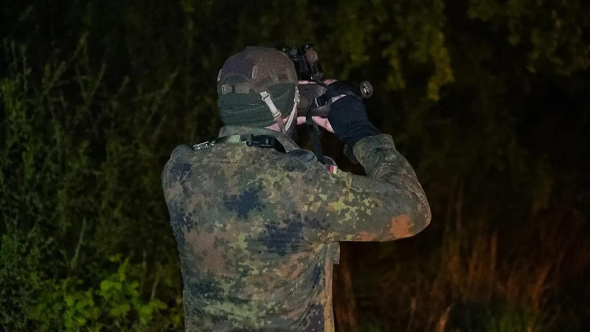 26.04.2024, Niedersachsen, Estorf: Das Videostandbild zeigt einen Soldaten der Bundeswehr bei der Suche auf einem Feld. Der sechs Jahre alte Arian aus Elm im Landkreis Rotenburg (Wümme) bleibt auch am fünften Tag in Folge vermisst. Foto: Jonas Walzberg/dpa +++ dpa-Bildfunk +++