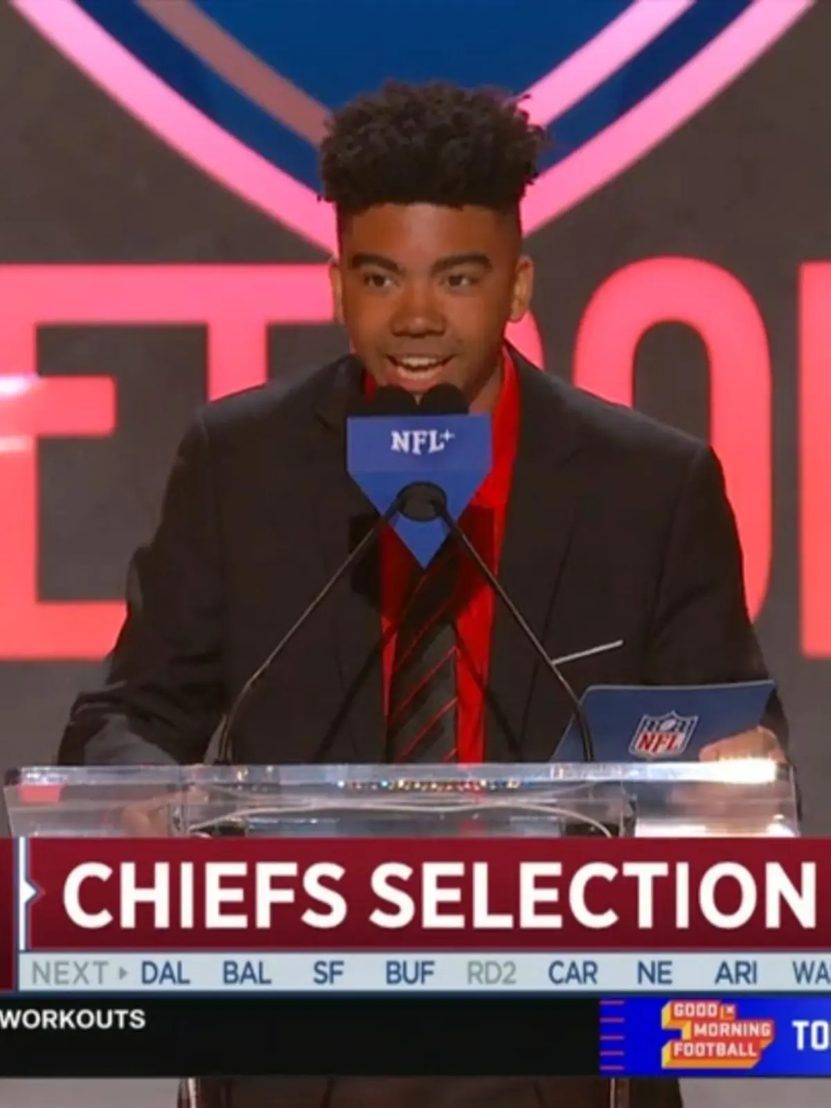 Der Kranke Justin darf nachdem er seine Krankheit überwunden hat, den Pick der Kansas City Chiefs verkünden. Für ihn geht damit ein Traum in Erfüllung.